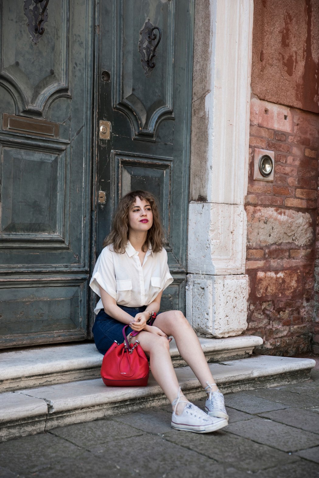 calvinklein-mycalvins-red-bag-bolso-denim-skirt-camisablanca-converse-10