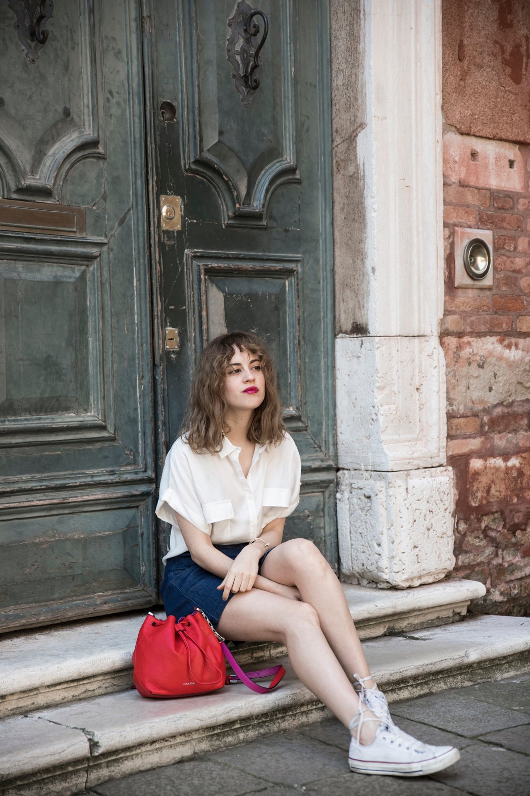 calvinklein-mycalvins-red-bag-bolso-denim-skirt-camisablanca-converse-12