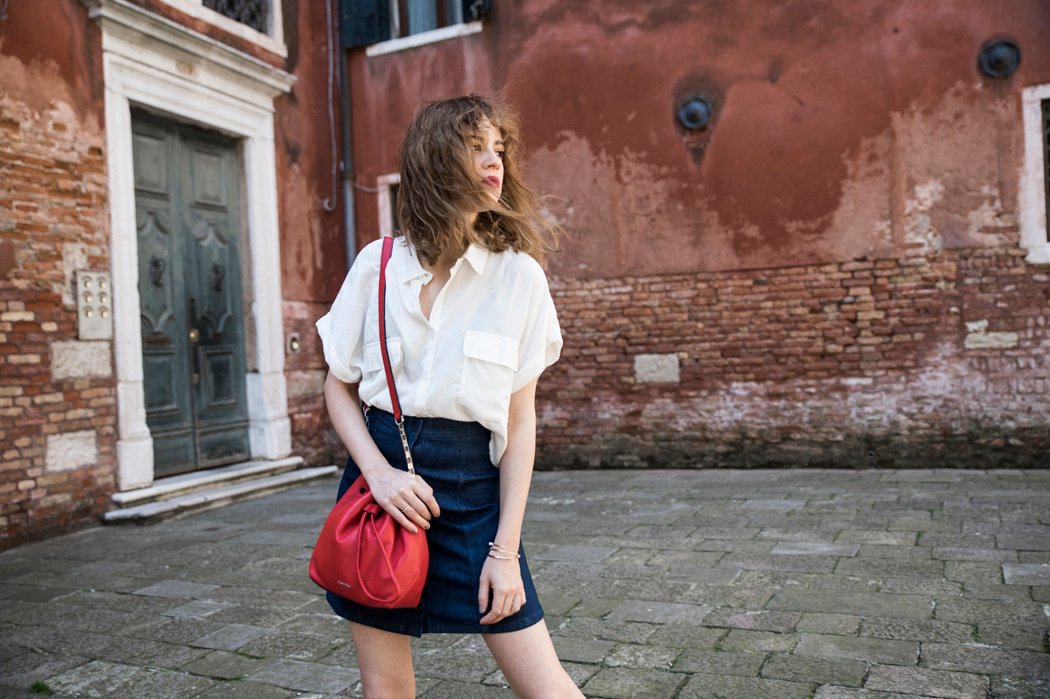 calvinklein-mycalvins-red-bag-bolso-denim-skirt-camisablanca-converse-15