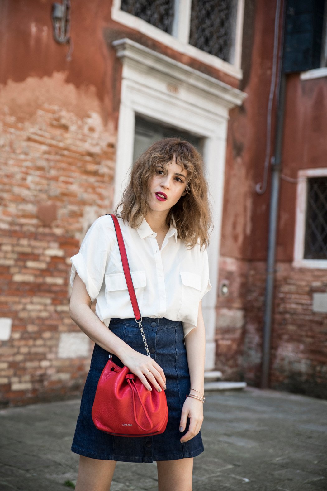 calvinklein-mycalvins-red-bag-bolso-denim-skirt-camisablanca-converse-2
