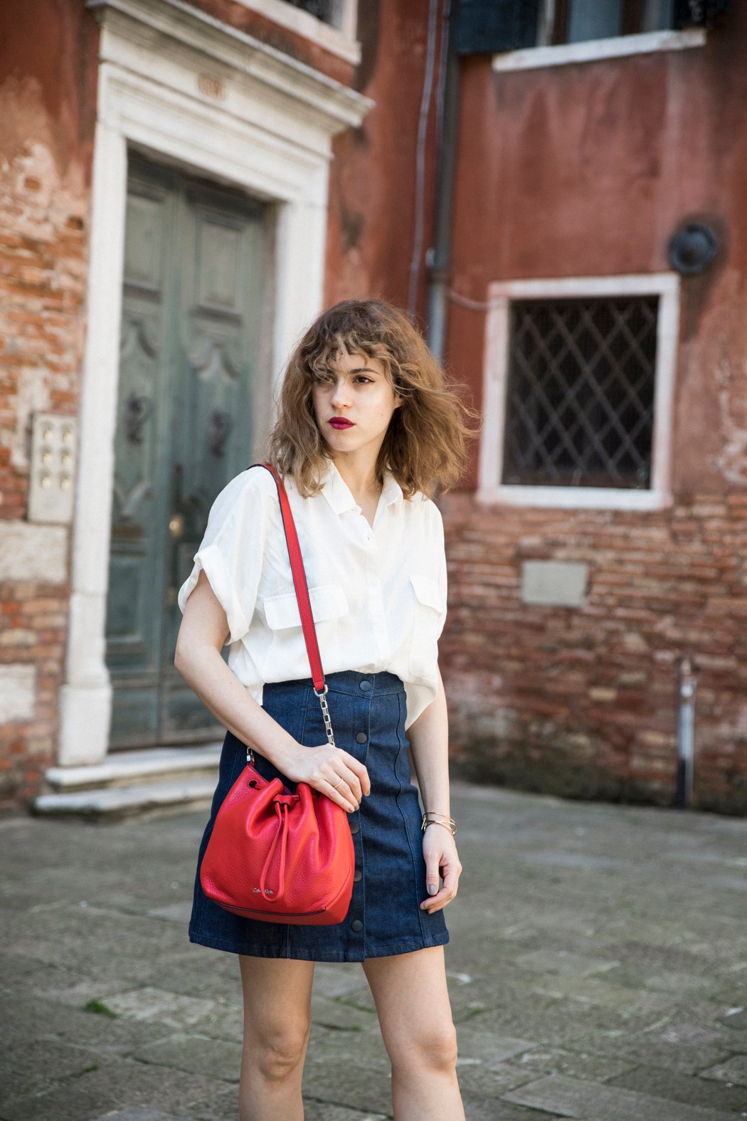 calvinklein-mycalvins-red-bag-bolso-denim-skirt-camisablanca-converse-3