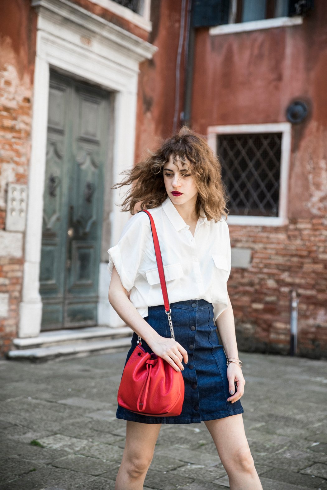 calvinklein-mycalvins-red-bag-bolso-denim-skirt-camisablanca-converse-5