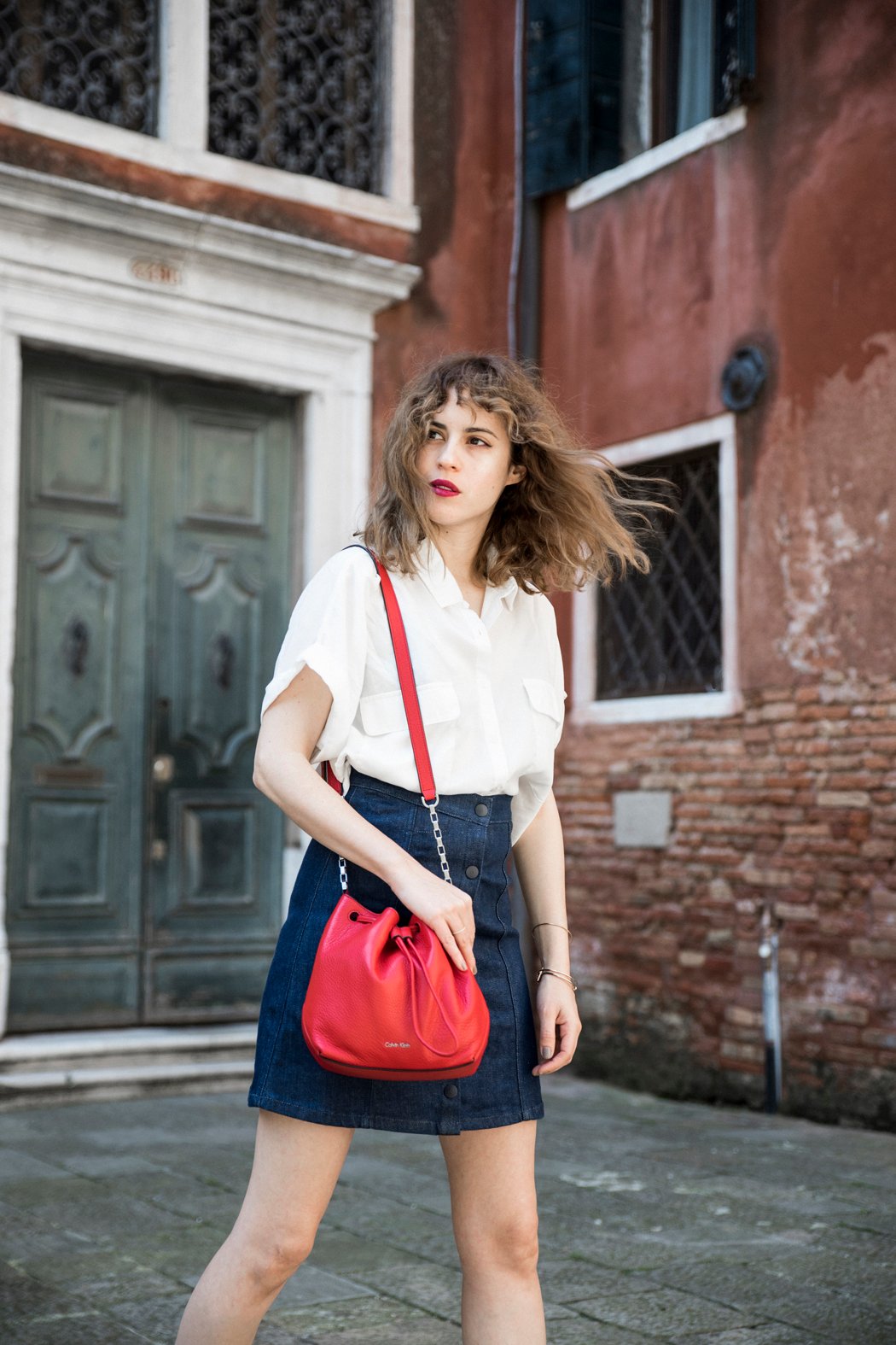 calvinklein-mycalvins-red-bag-bolso-denim-skirt-camisablanca-converse-7