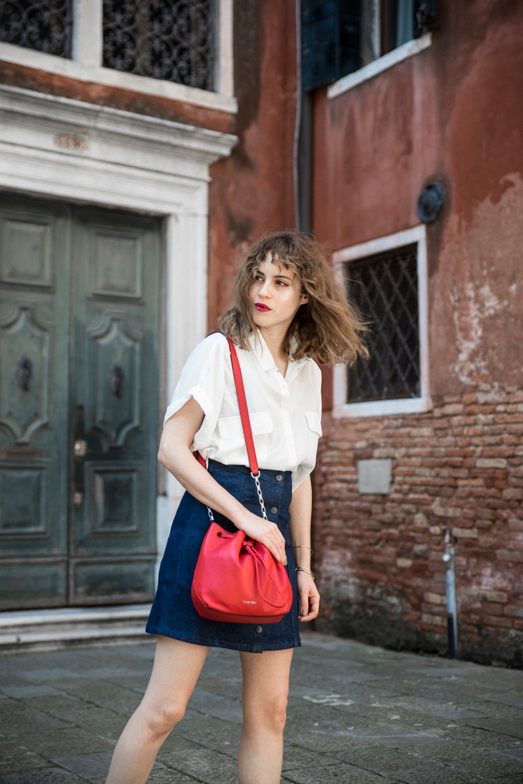 calvinklein-mycalvins-red-bag-bolso-denim-skirt-camisablanca-converse-8