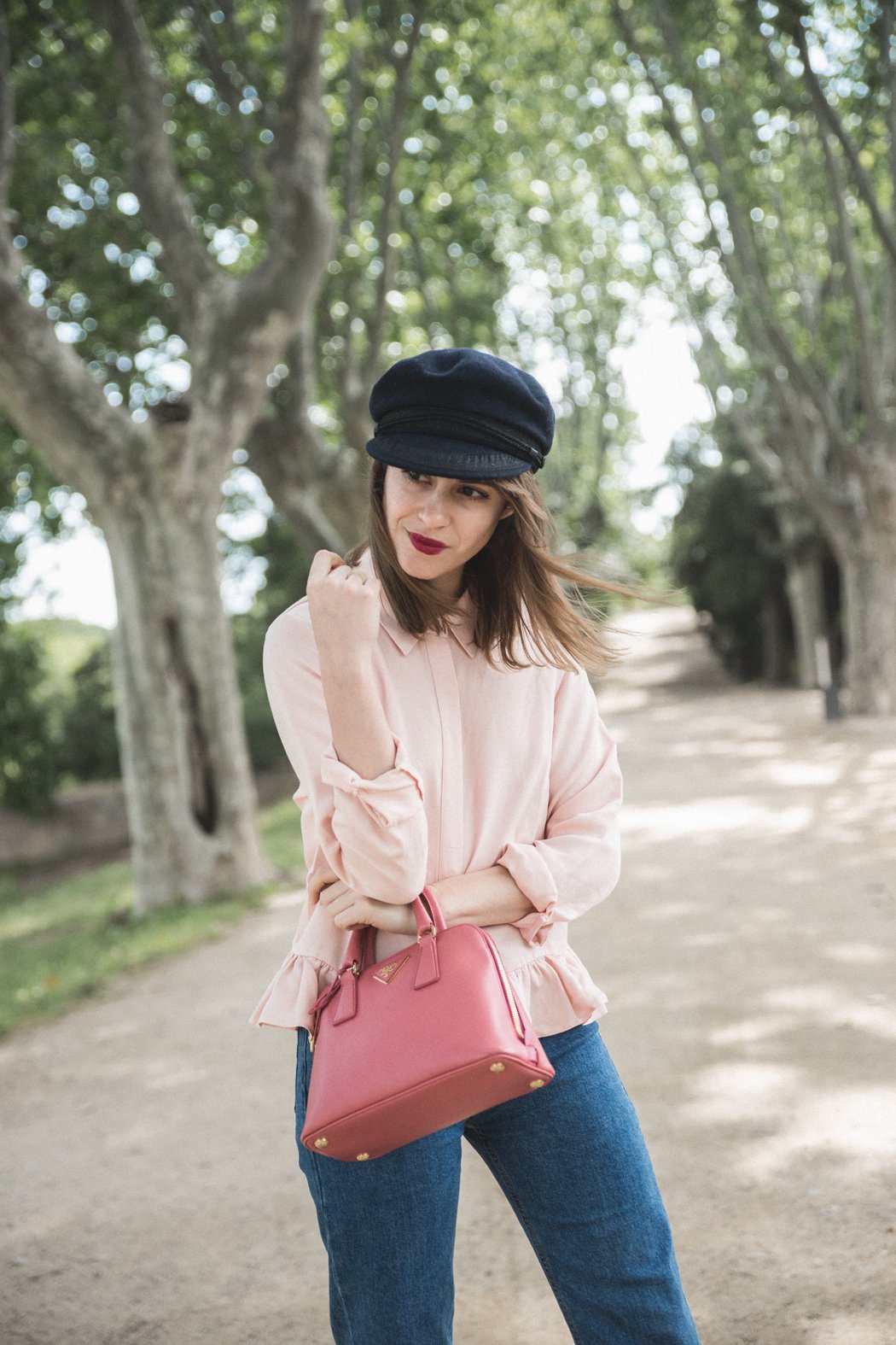 gorra-mrinera-camisa-volantes-rosa-asos-bolso-prada-clarcks-sneakers-zapatillas-1