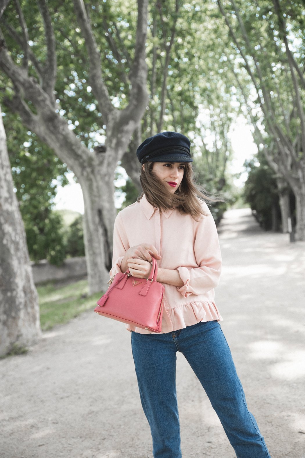 gorra-mrinera-camisa-volantes-rosa-asos-bolso-prada-clarcks-sneakers-zapatillas-2.1