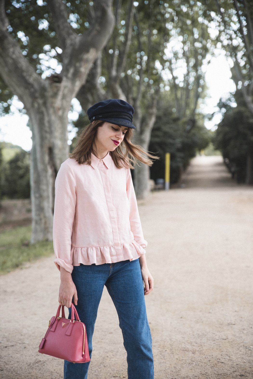 gorra-mrinera-camisa-volantes-rosa-asos-bolso-prada-clarcks-sneakers-zapatillas-3