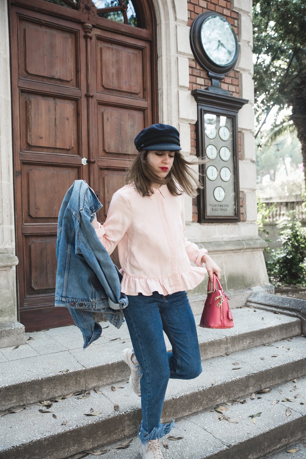 gorra-mrinera-camisa-volantes-rosa-asos-bolso-prada-clarcks-sneakers-zapatillas-4
