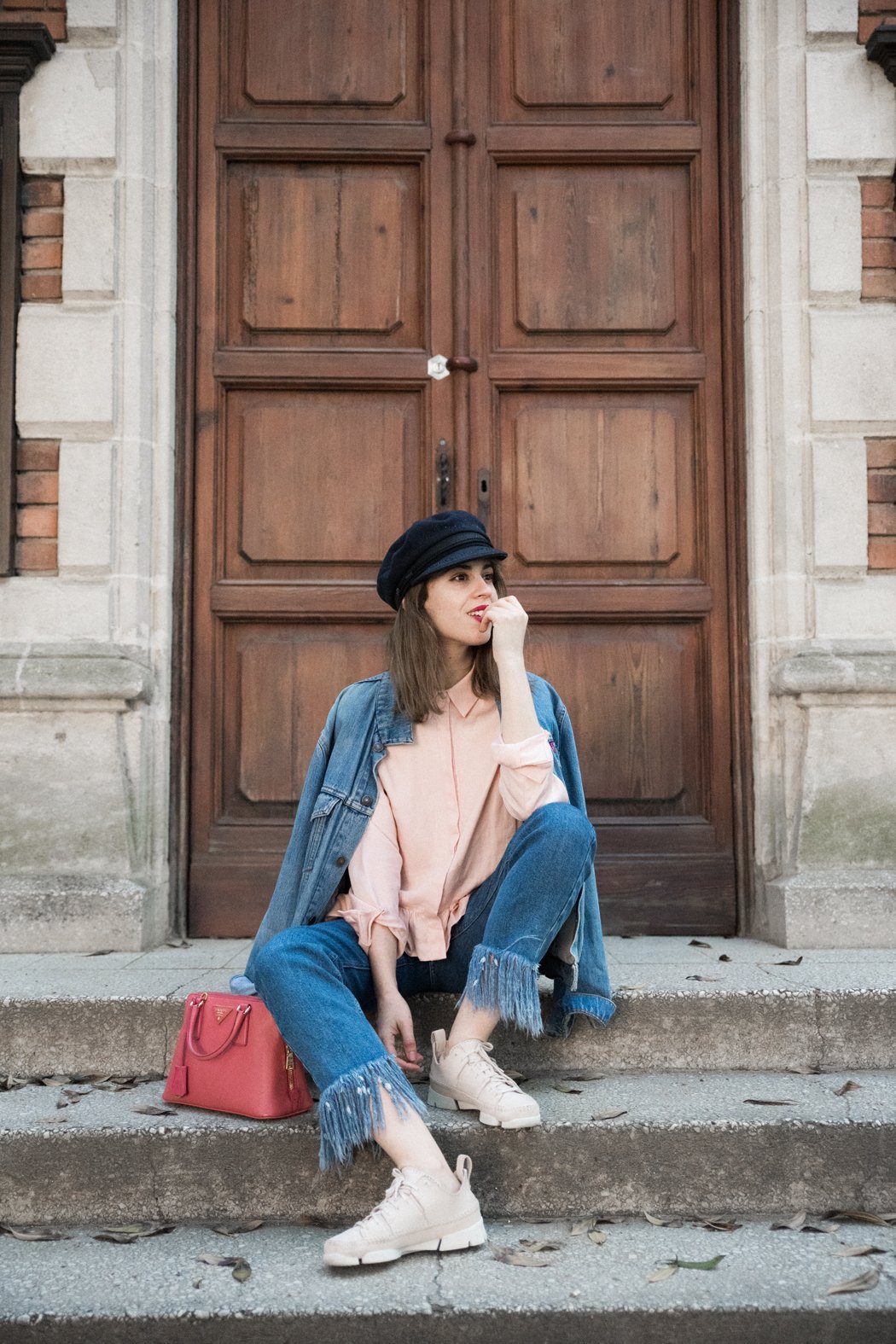 gorra-mrinera-camisa-volantes-rosa-asos-bolso-prada-clarcks-sneakers-zapatillas-5