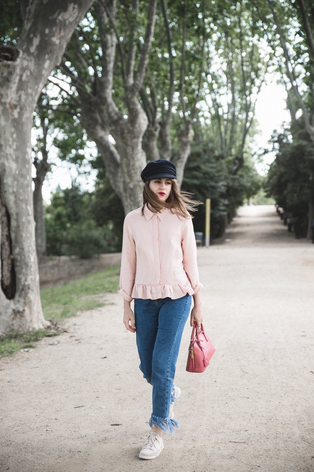 gorra-mrinera-camisa-volantes-rosa-asos-bolso-prada-clarcks-sneakers-zapatillas-6