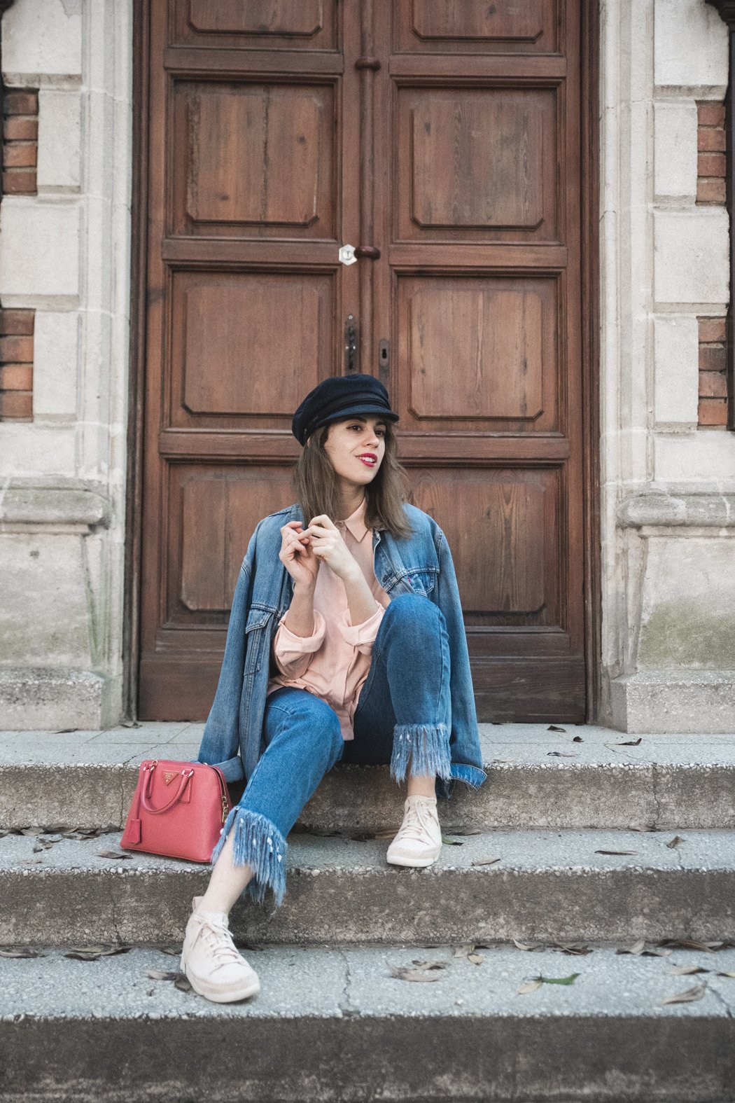 gorra-mrinera-camisa-volantes-rosa-asos-bolso-prada-clarcks-sneakers-zapatillas-9