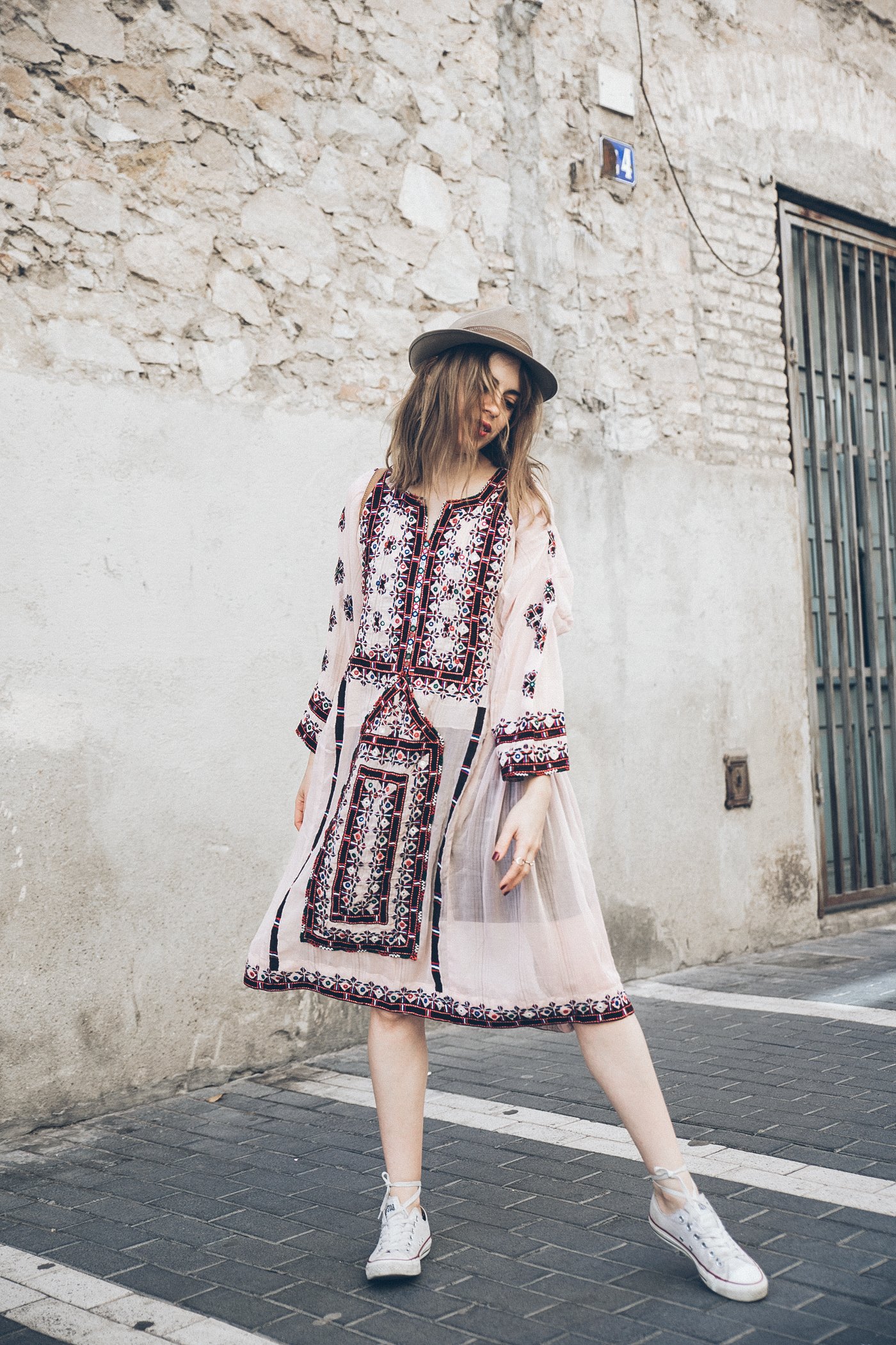 D-India-Dress-Vestido-Sneakers-Converse-Hat-Gorro-Bag_Pack-Louis_Vuitton-1.1