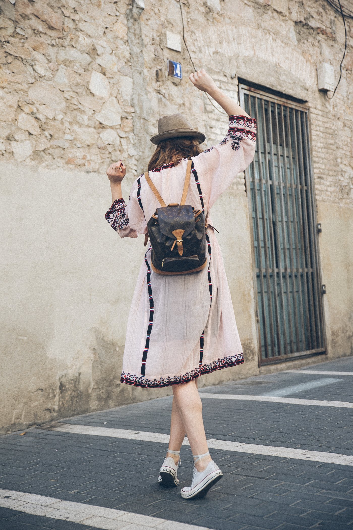 D-India-Dress-Vestido-Sneakers-Converse-Hat-Gorro-Bag_Pack-Louis_Vuitton-1