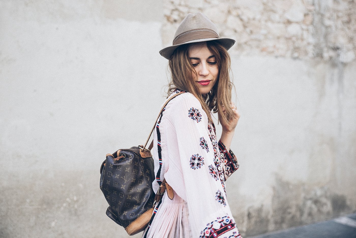 D-India-Dress-Vestido-Sneakers-Converse-Hat-Gorro-Bag_Pack-Louis_Vuitton-11