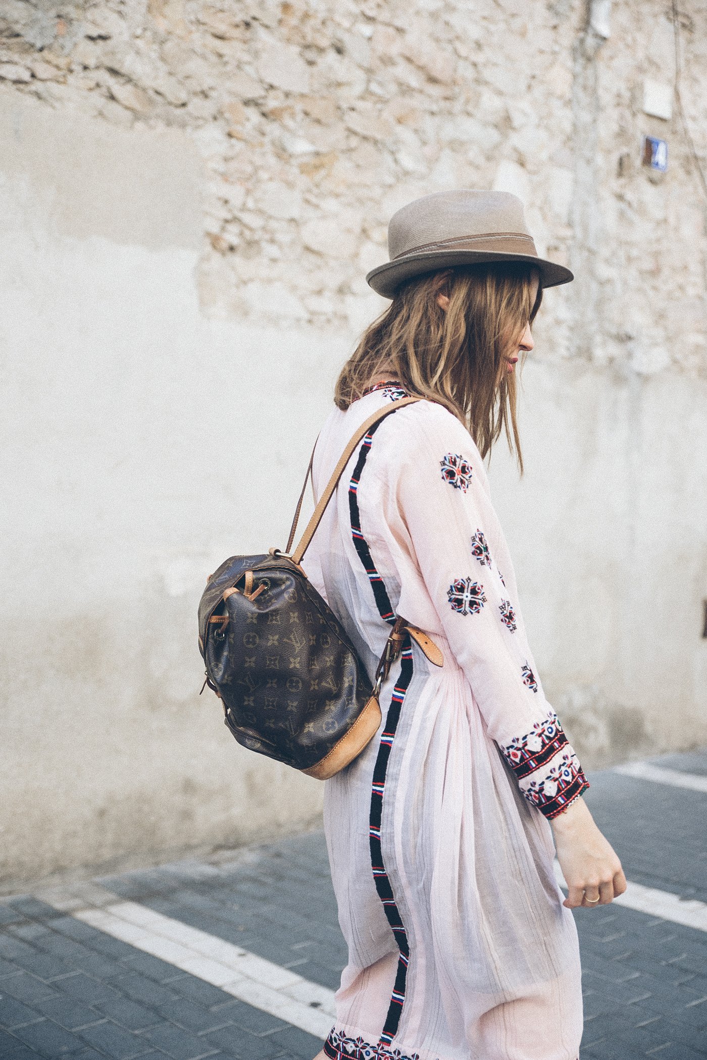 D-India-Dress-Vestido-Sneakers-Converse-Hat-Gorro-Bag_Pack-Louis_Vuitton-12