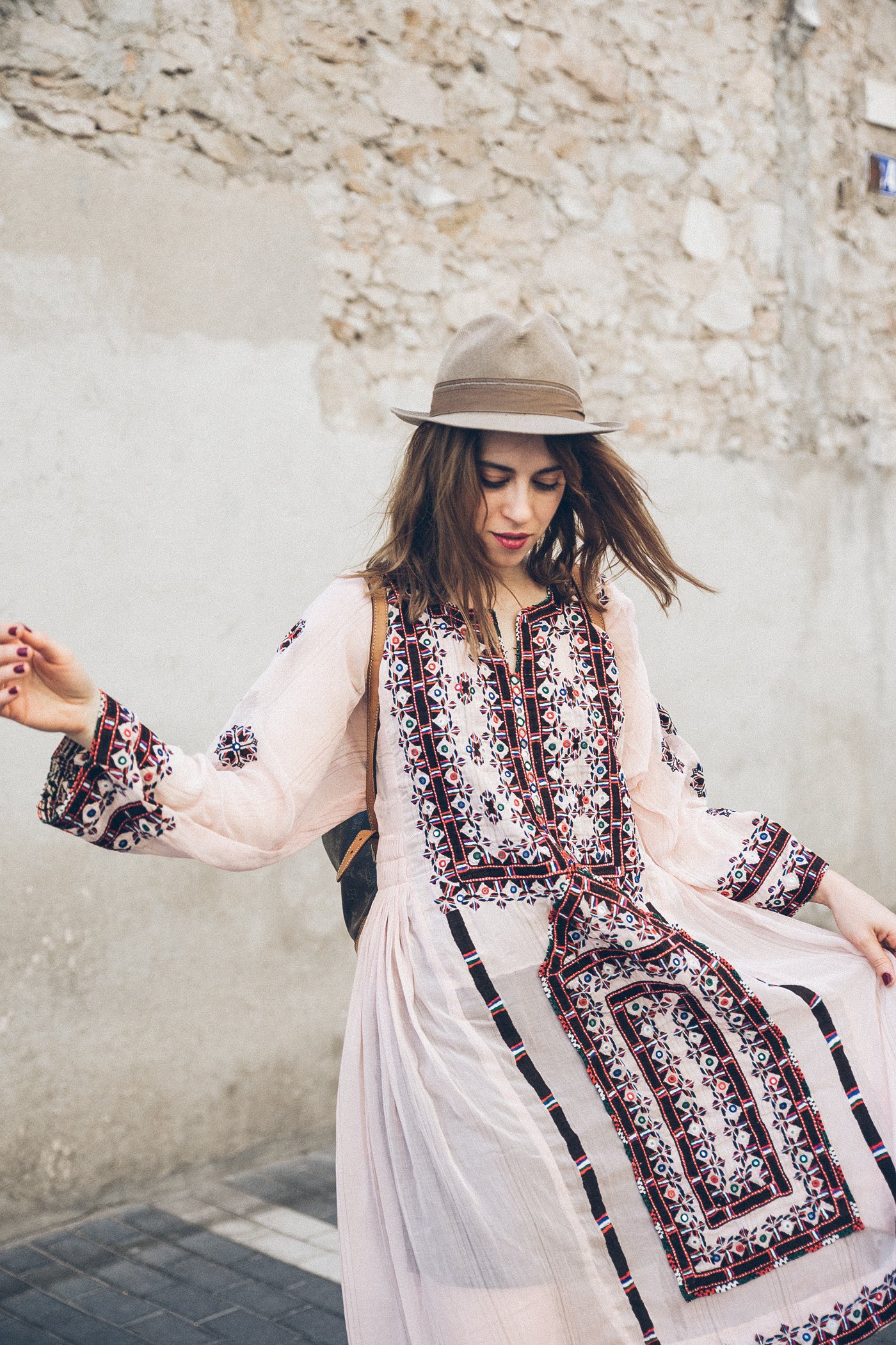 D-India-Dress-Vestido-Sneakers-Converse-Hat-Gorro-Bag_Pack-Louis_Vuitton-13