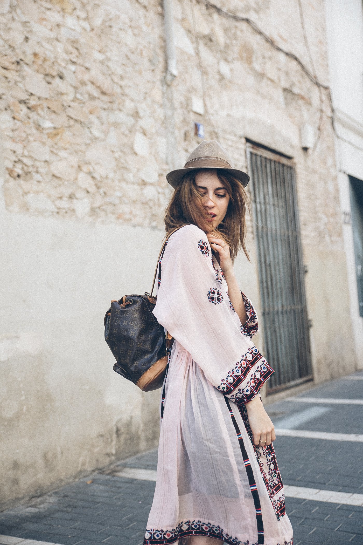 D-India-Dress-Vestido-Sneakers-Converse-Hat-Gorro-Bag_Pack-Louis_Vuitton-3