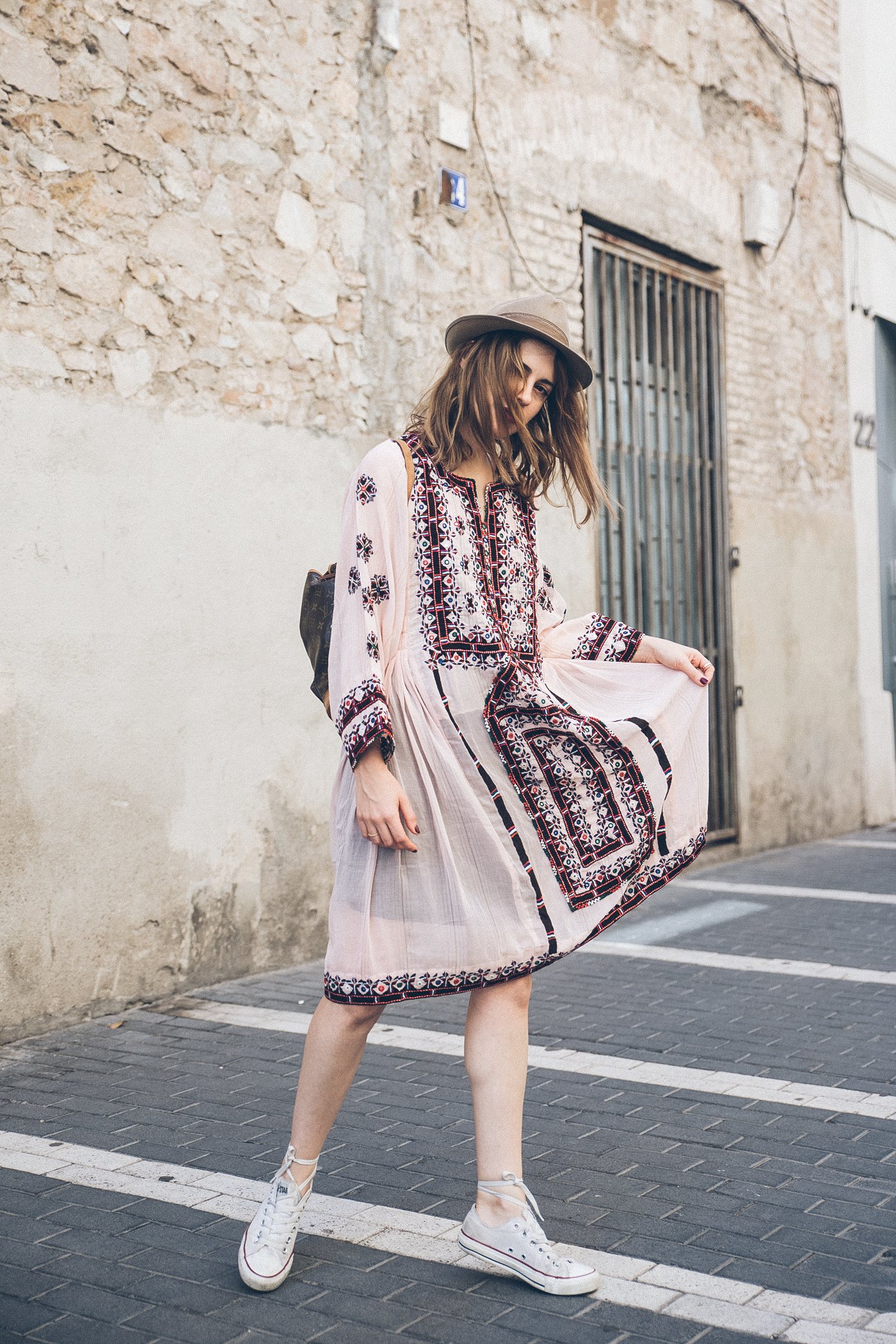 D-India-Dress-Vestido-Sneakers-Converse-Hat-Gorro-Bag_Pack-Louis_Vuitton-4