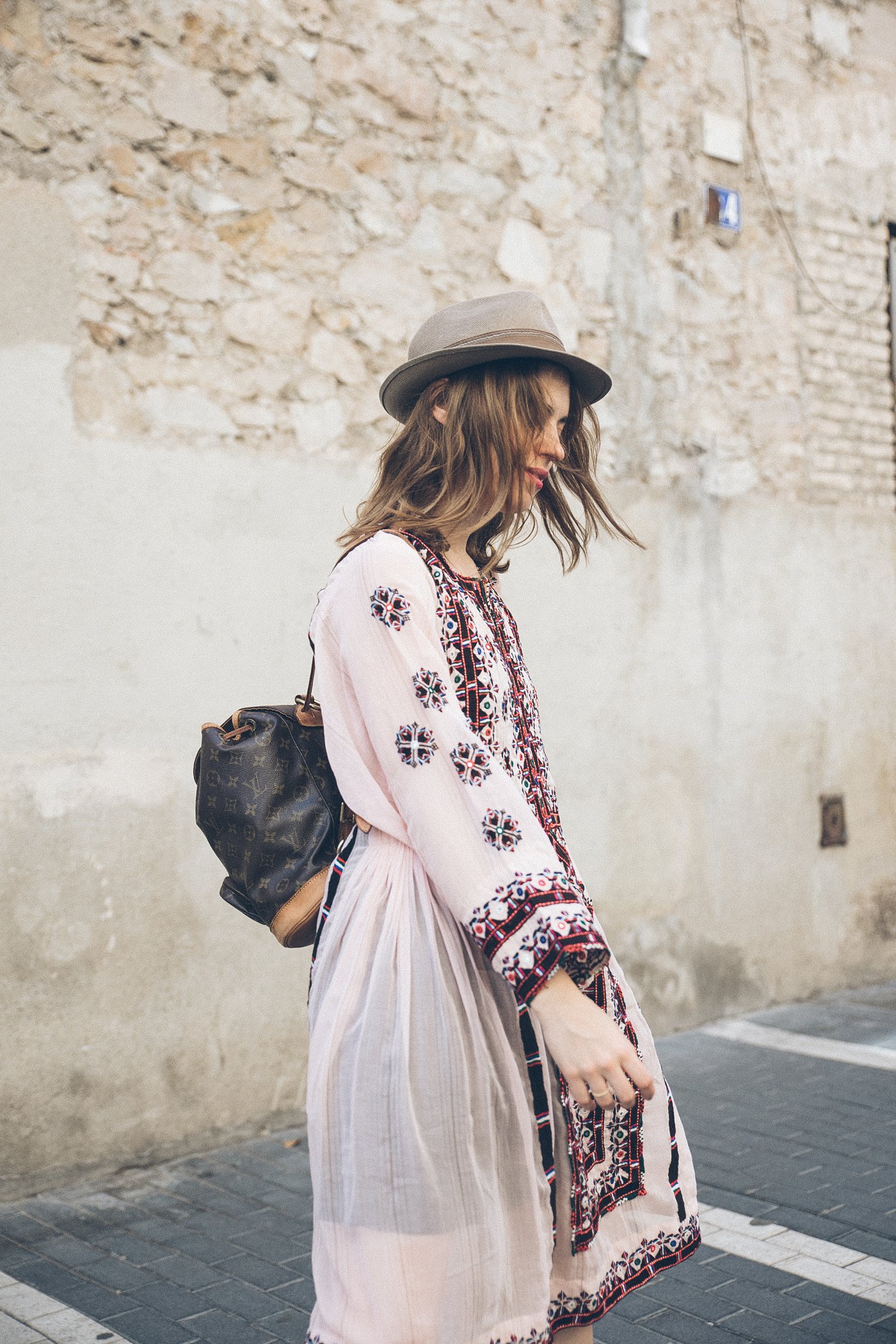 D-India-Dress-Vestido-Sneakers-Converse-Hat-Gorro-Bag_Pack-Louis_Vuitton-5