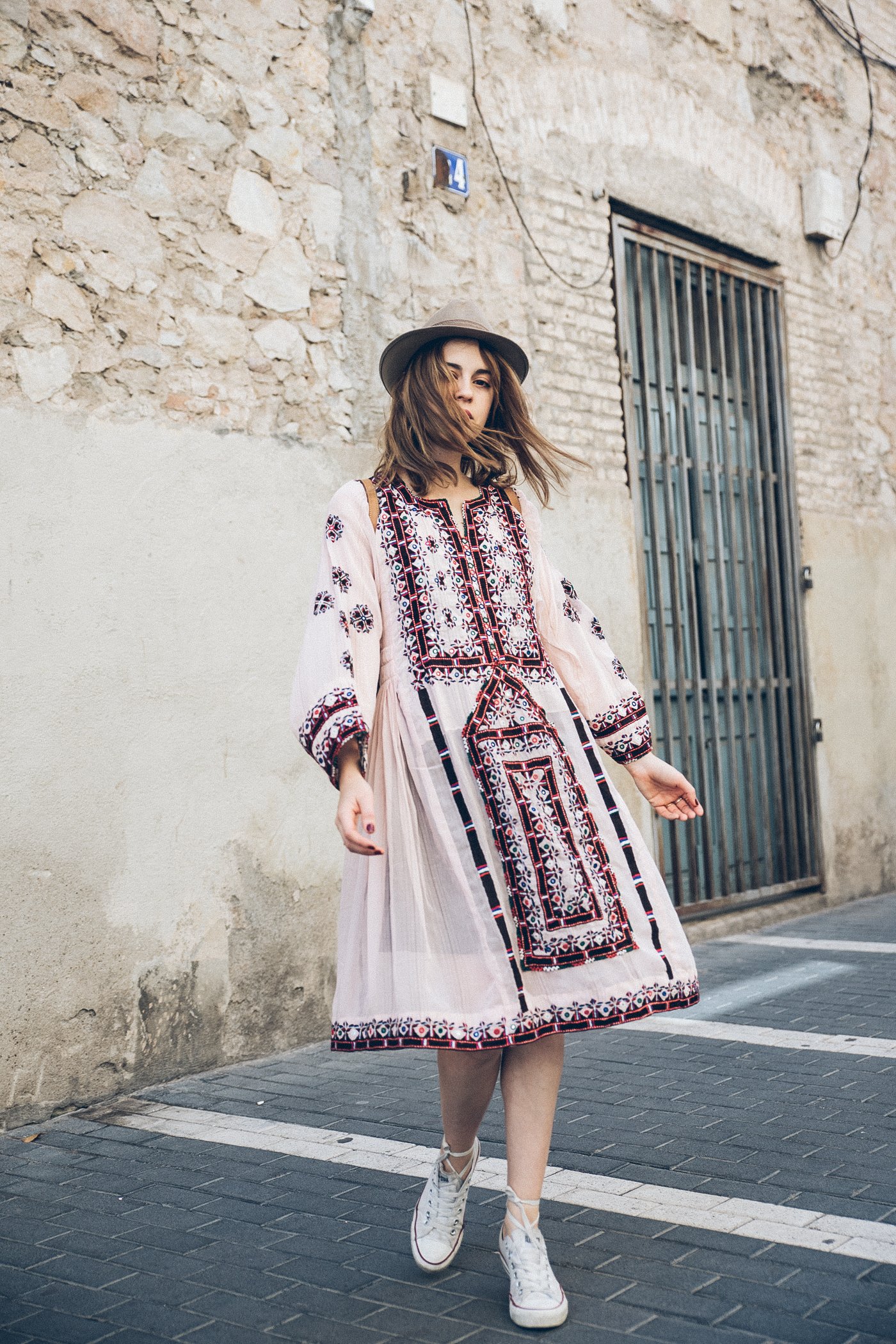 D-India-Dress-Vestido-Sneakers-Converse-Hat-Gorro-Bag_Pack-Louis_Vuitton-7