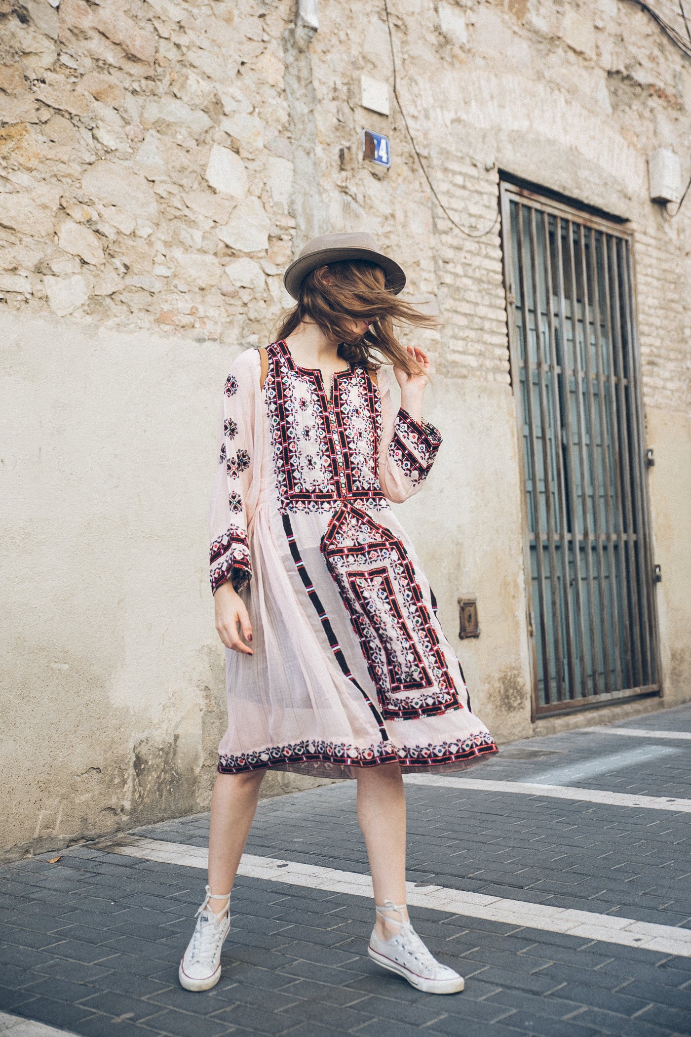 D-India-Dress-Vestido-Sneakers-Converse-Hat-Gorro-Bag_Pack-Louis_Vuitton-8