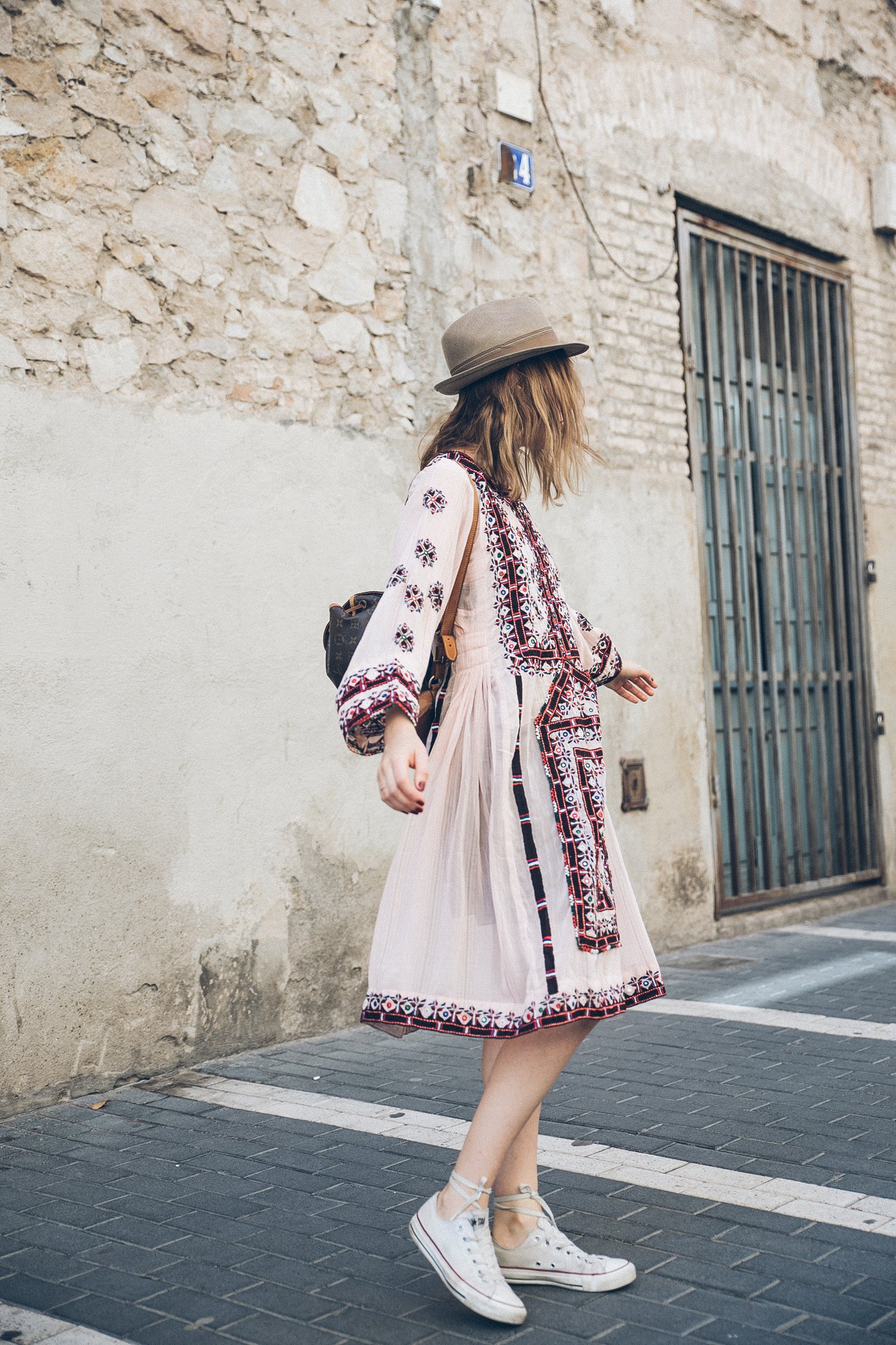 D-India-Dress-Vestido-Sneakers-Converse-Hat-Gorro-Bag_Pack-Louis_Vuitton-9