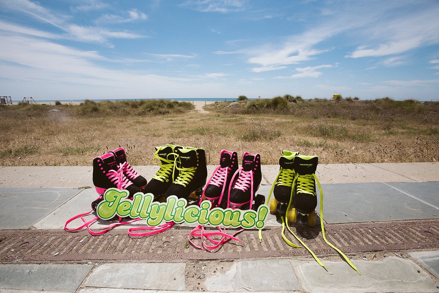 Kellylicious-Candry_Crush-patines-anuncio-playa-rolling-short-1