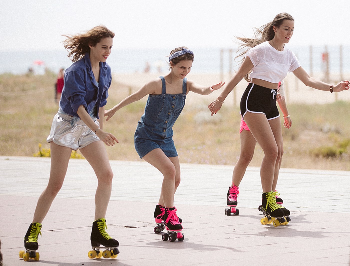 Kellylicious-Candry_Crush-patines-anuncio-playa-rolling-short-10