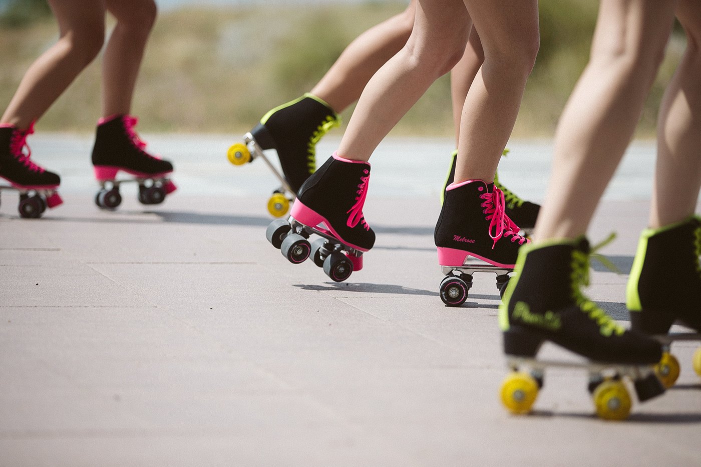 Kellylicious-Candry_Crush-patines-anuncio-playa-rolling-short-11