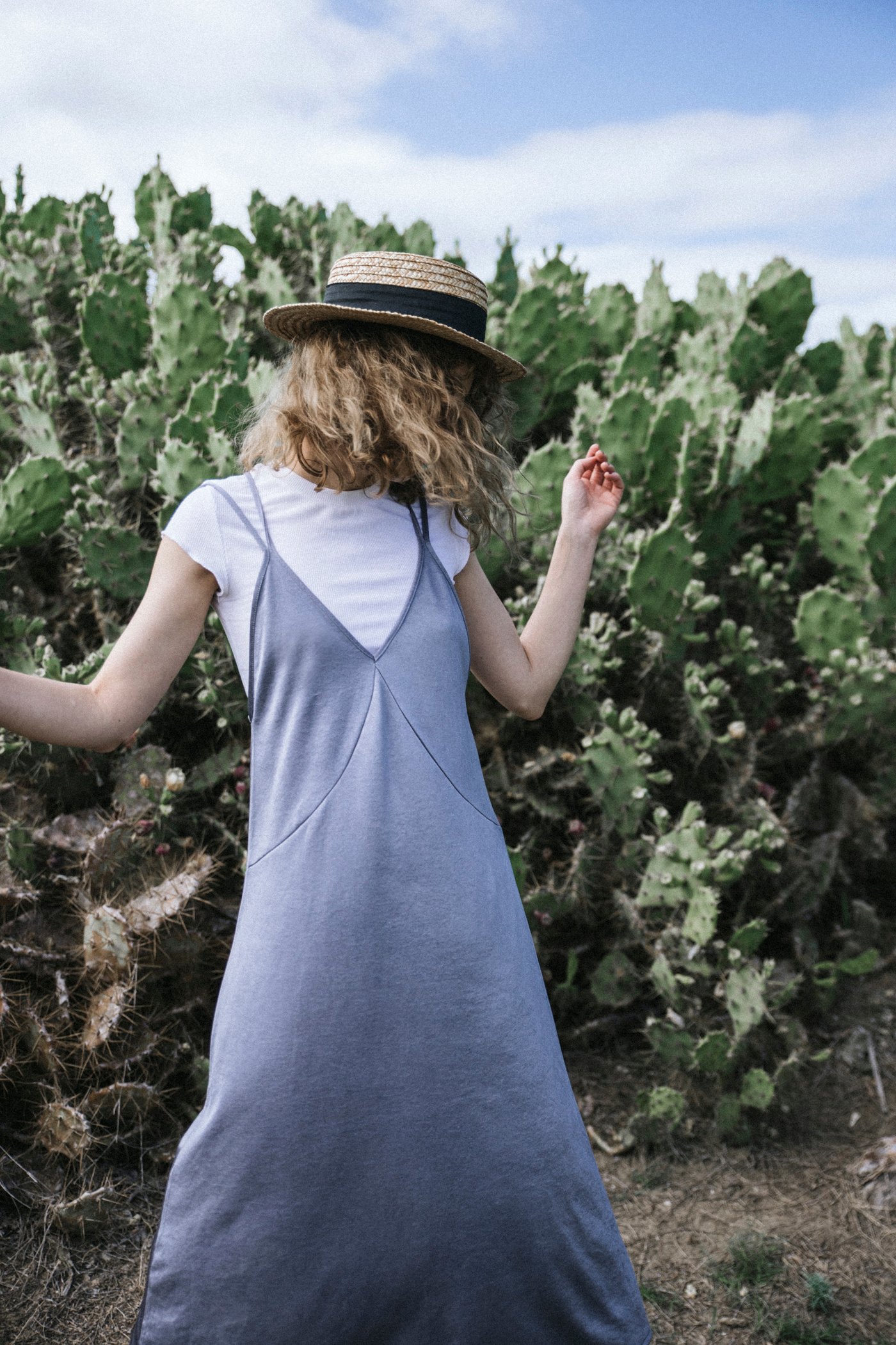 vestido_tirantes_midi-Zara-Sombrero-hat-canotier-converse-7
