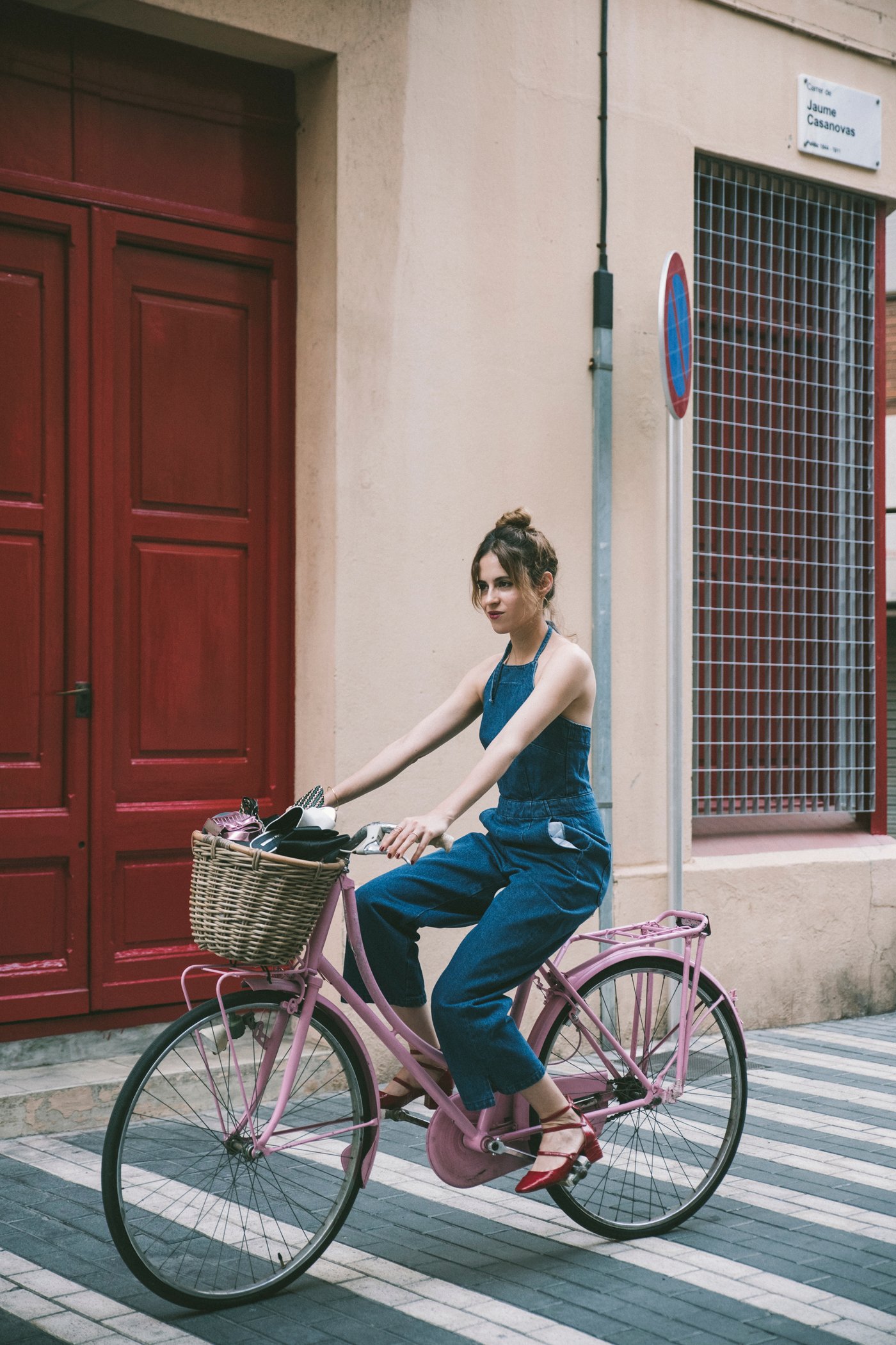 compeed-jumpsuit_denim-peto-zapatos_rojos_zara-Alexa_chung-bagpack-Louis_vuitton-Tous_pulsera-11