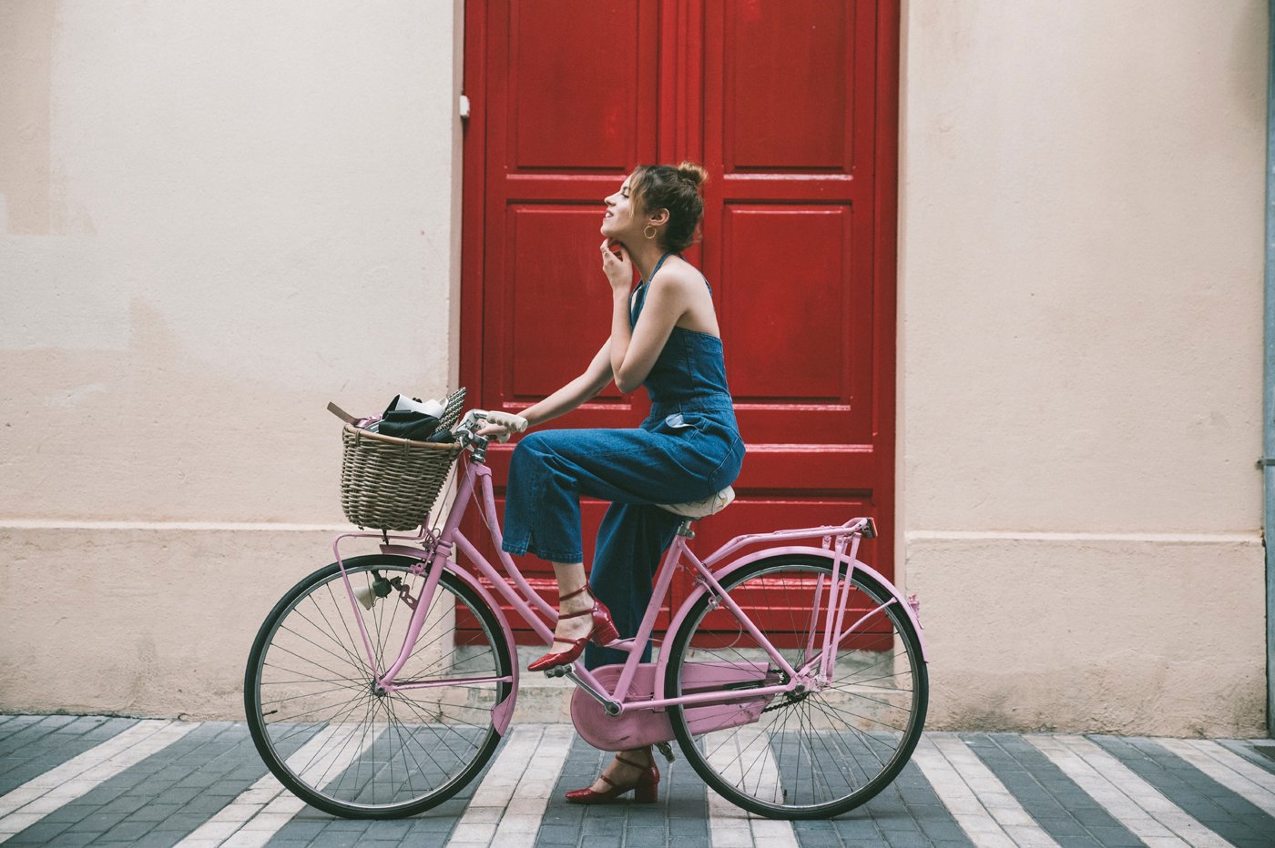 compeed-jumpsuit_denim-peto-zapatos_rojos_zara-Alexa_chung-bagpack-Louis_vuitton-Tous_pulsera-12