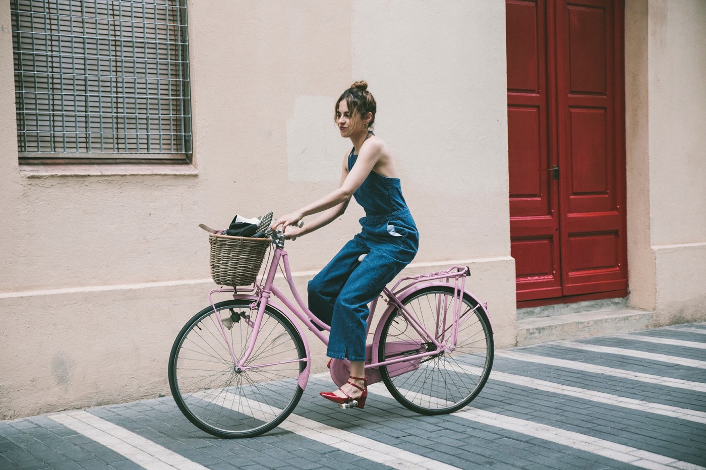 compeed-jumpsuit_denim-peto-zapatos_rojos_zara-Alexa_chung-bagpack-Louis_vuitton-Tous_pulsera-13