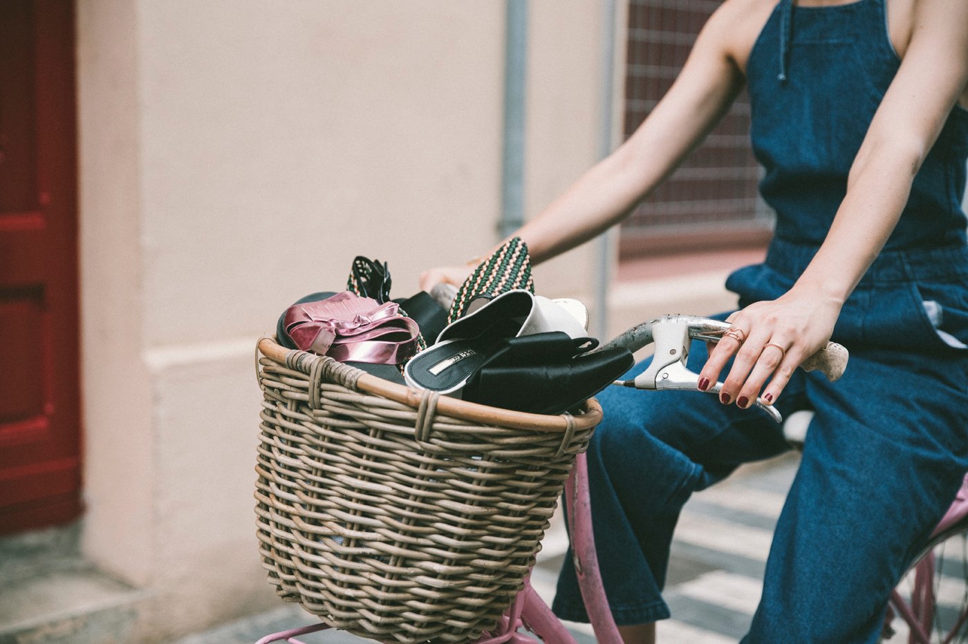 compeed-jumpsuit_denim-peto-zapatos_rojos_zara-Alexa_chung-bagpack-Louis_vuitton-Tous_pulsera-14