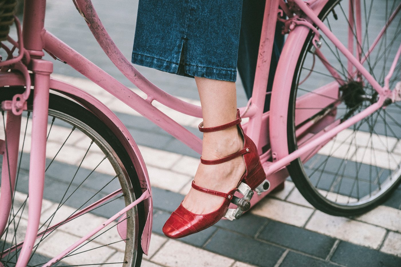 compeed-jumpsuit_denim-peto-zapatos_rojos_zara-Alexa_chung-bagpack-Louis_vuitton-Tous_pulsera-15