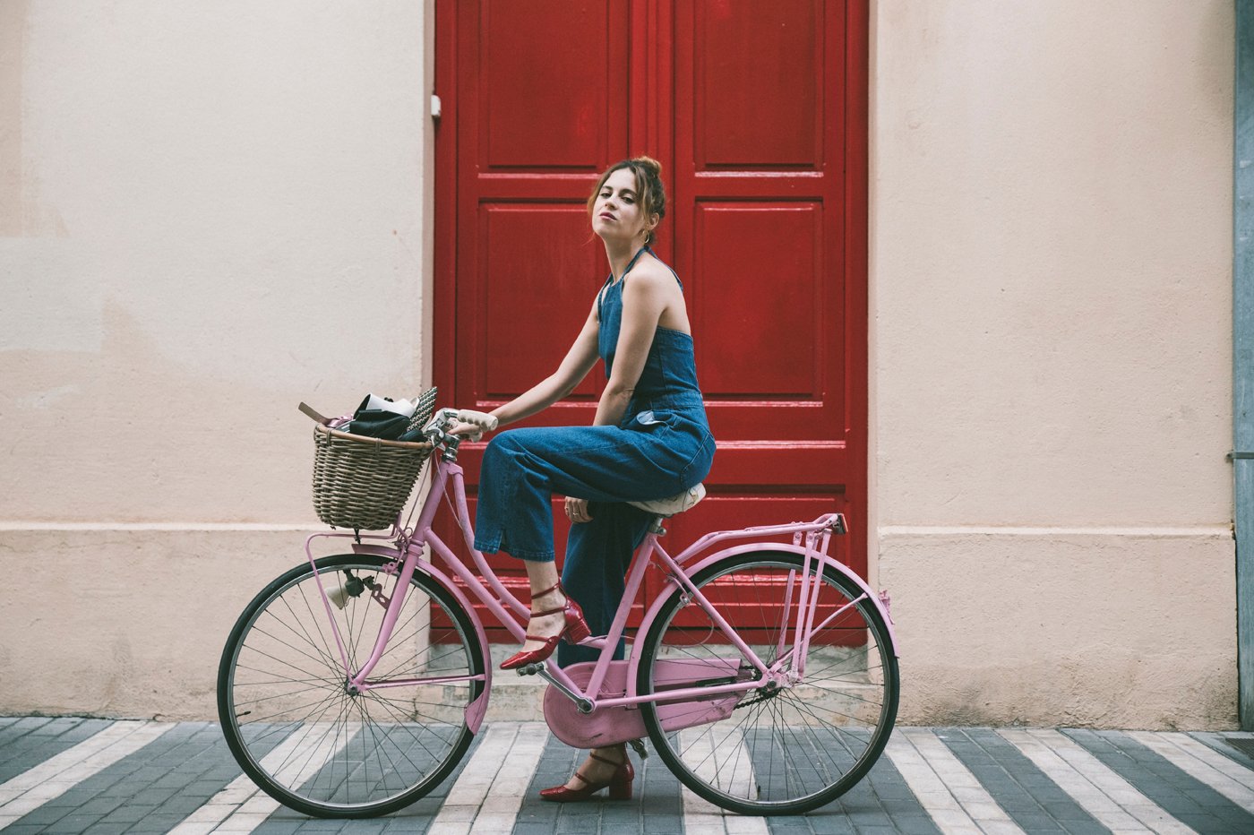 compeed-jumpsuit_denim-peto-zapatos_rojos_zara-Alexa_chung-bagpack-Louis_vuitton-Tous_pulsera-16