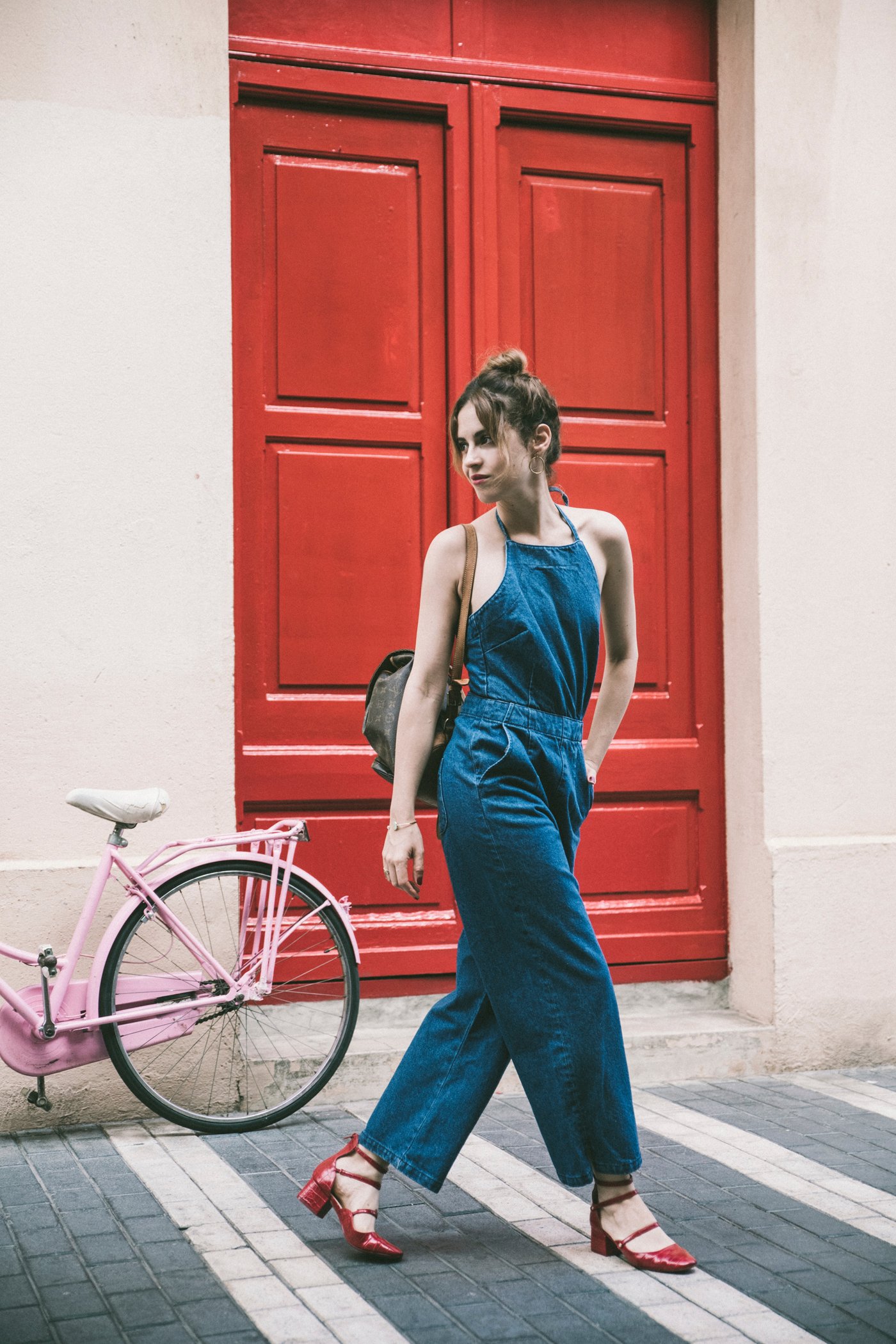 compeed-jumpsuit_denim-peto-zapatos_rojos_zara-Alexa_chung-bagpack-Louis_vuitton-Tous_pulsera-2