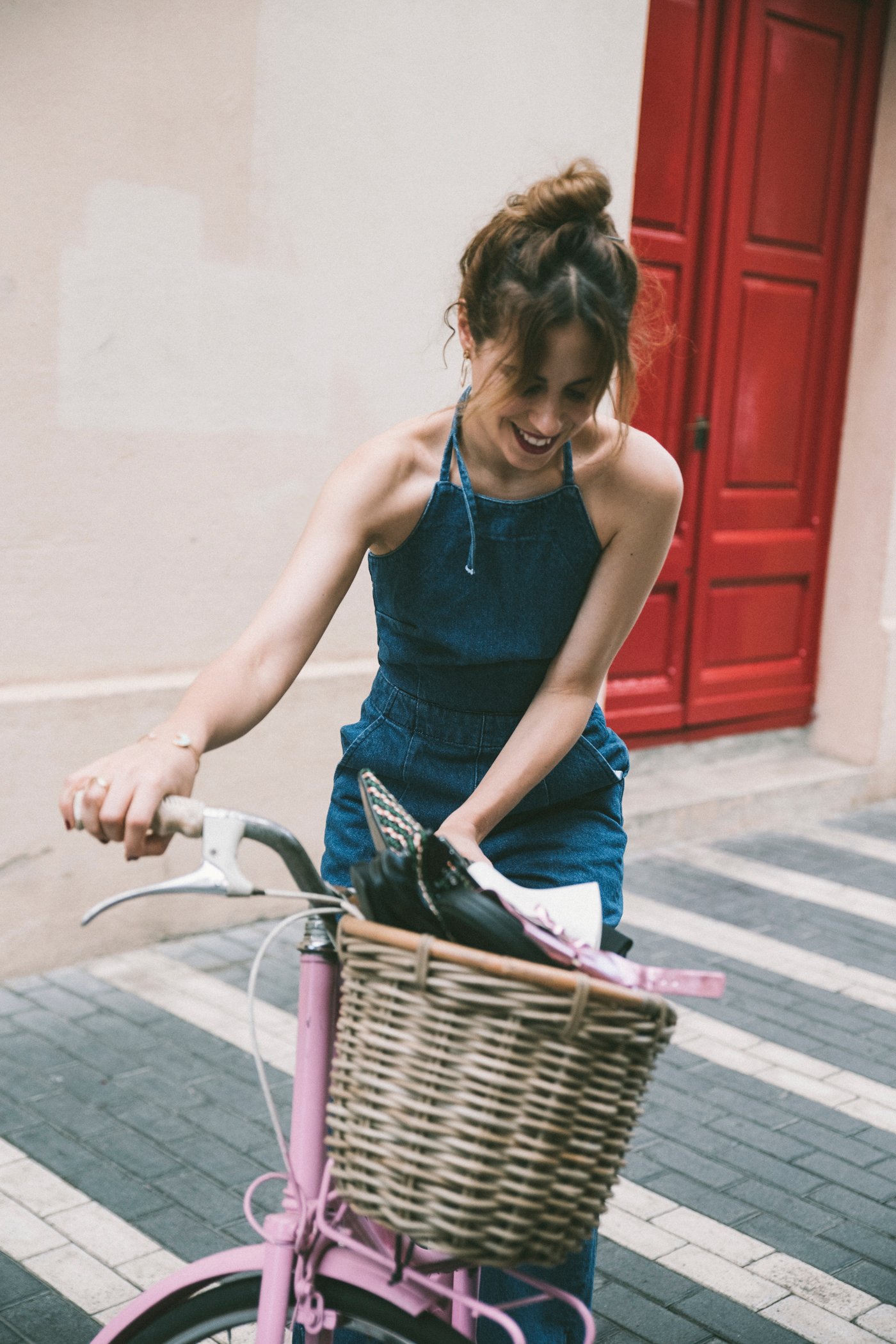 compeed-jumpsuit_denim-peto-zapatos_rojos_zara-Alexa_chung-bagpack-Louis_vuitton-Tous_pulsera-6