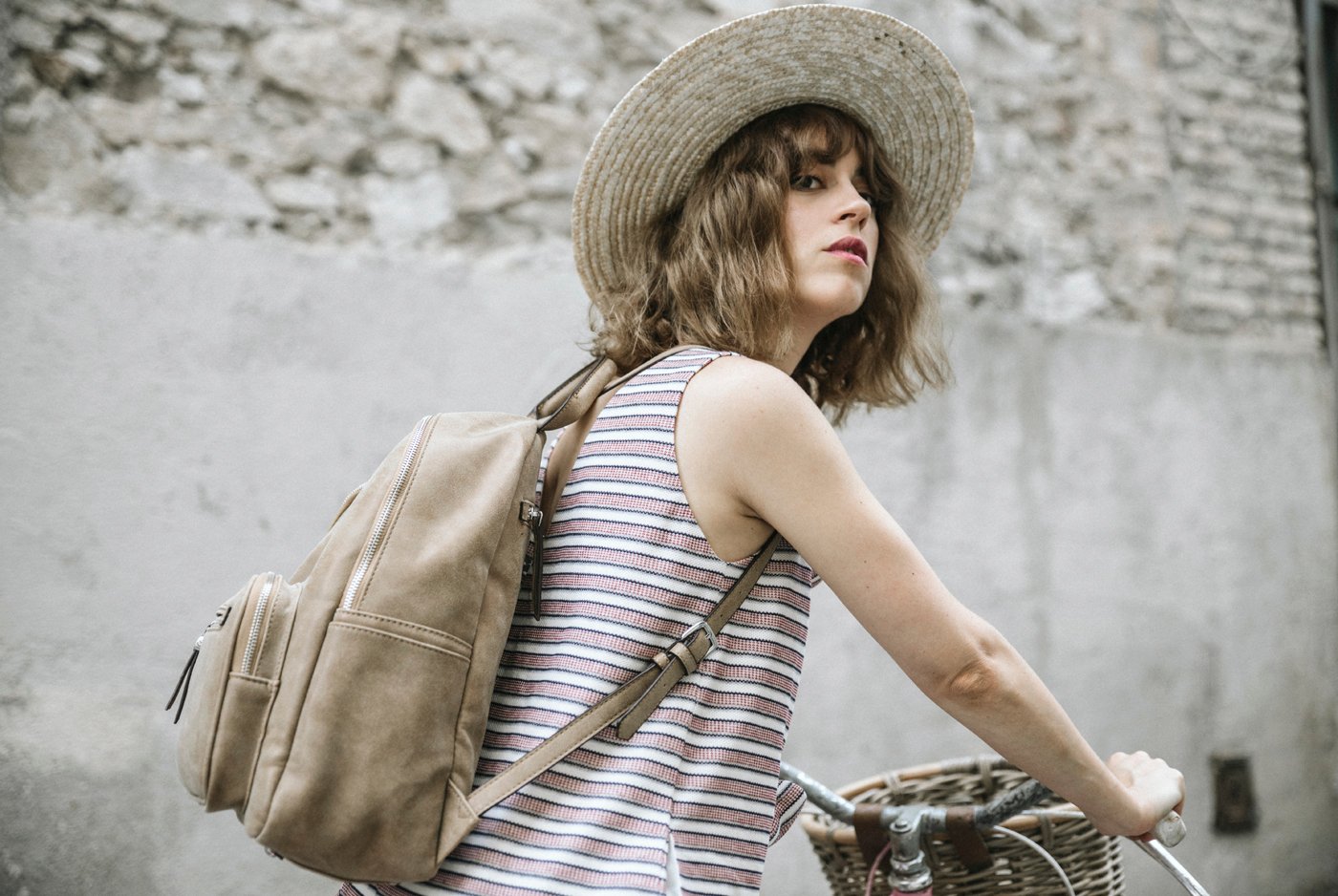 coosy-mono-canotier-sombrero_paja-bicicleta-PArfois-bagpack-mochila-3