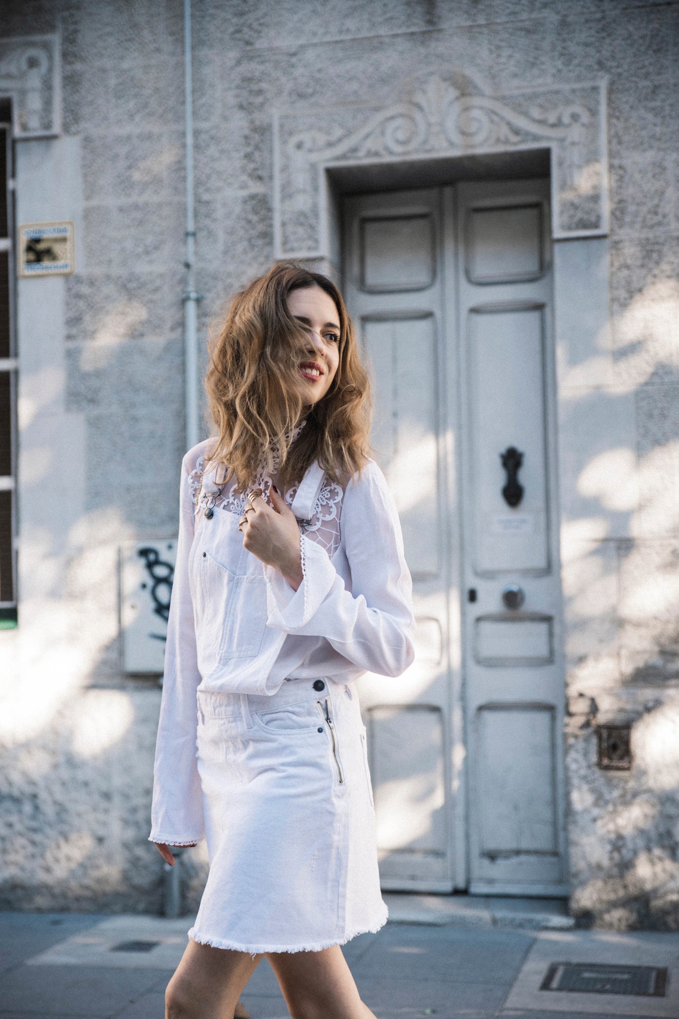 peto_blanco-dress_denim_white-Asos-White_look-Alexa_Chung_shoes-zapatos_rojos-0