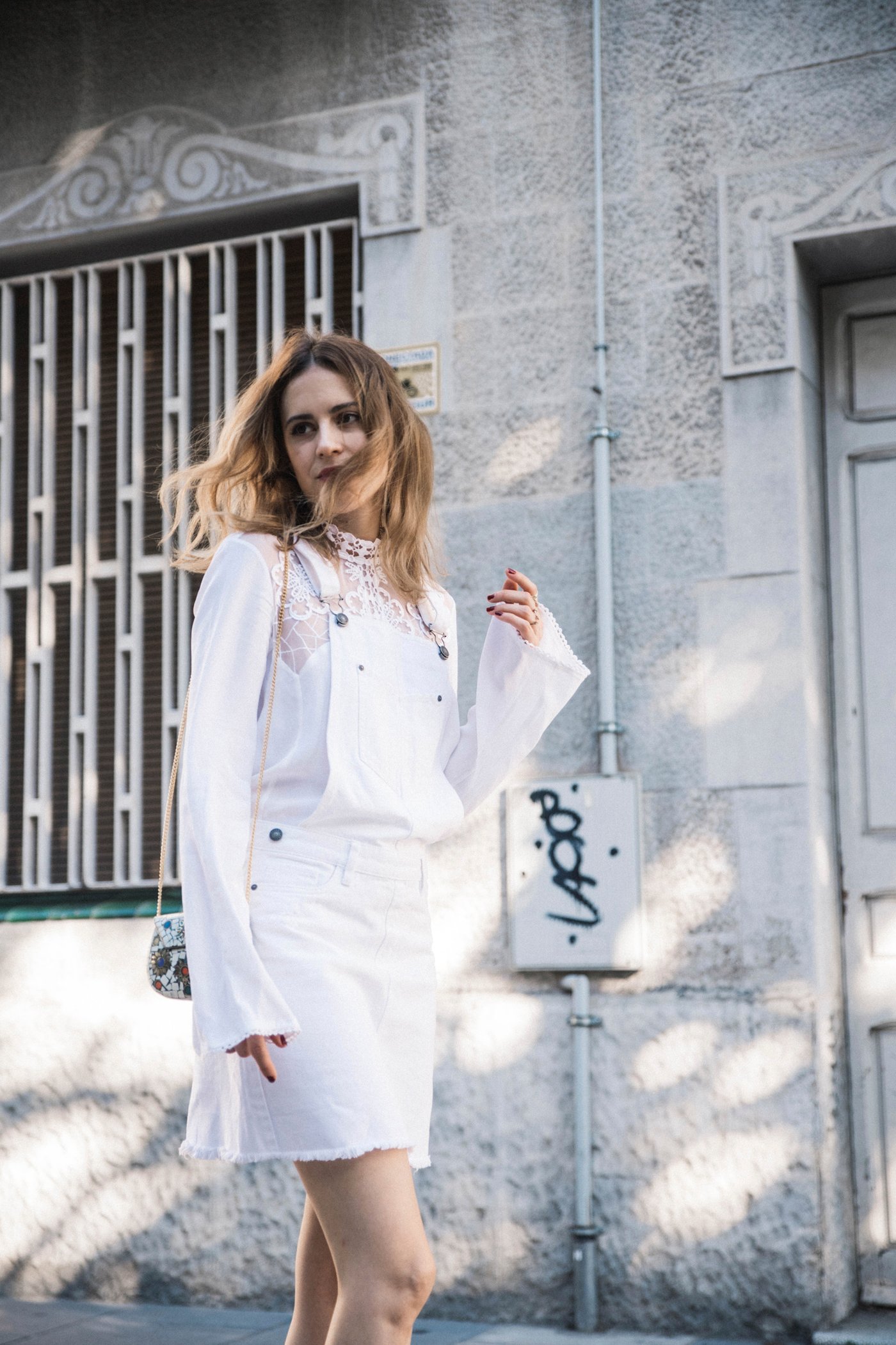 peto_blanco-dress_denim_white-Asos-White_look-Alexa_Chung_shoes-zapatos_rojos-15