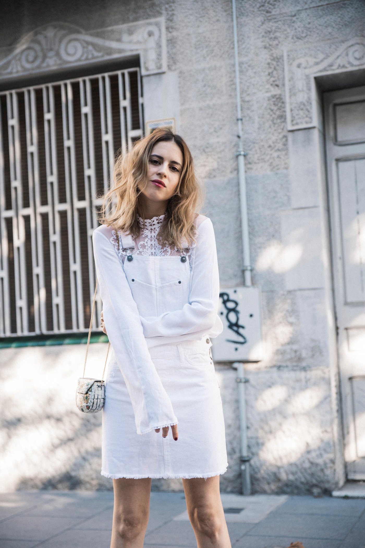 peto_blanco-dress_denim_white-Asos-White_look-Alexa_Chung_shoes-zapatos_rojos-17