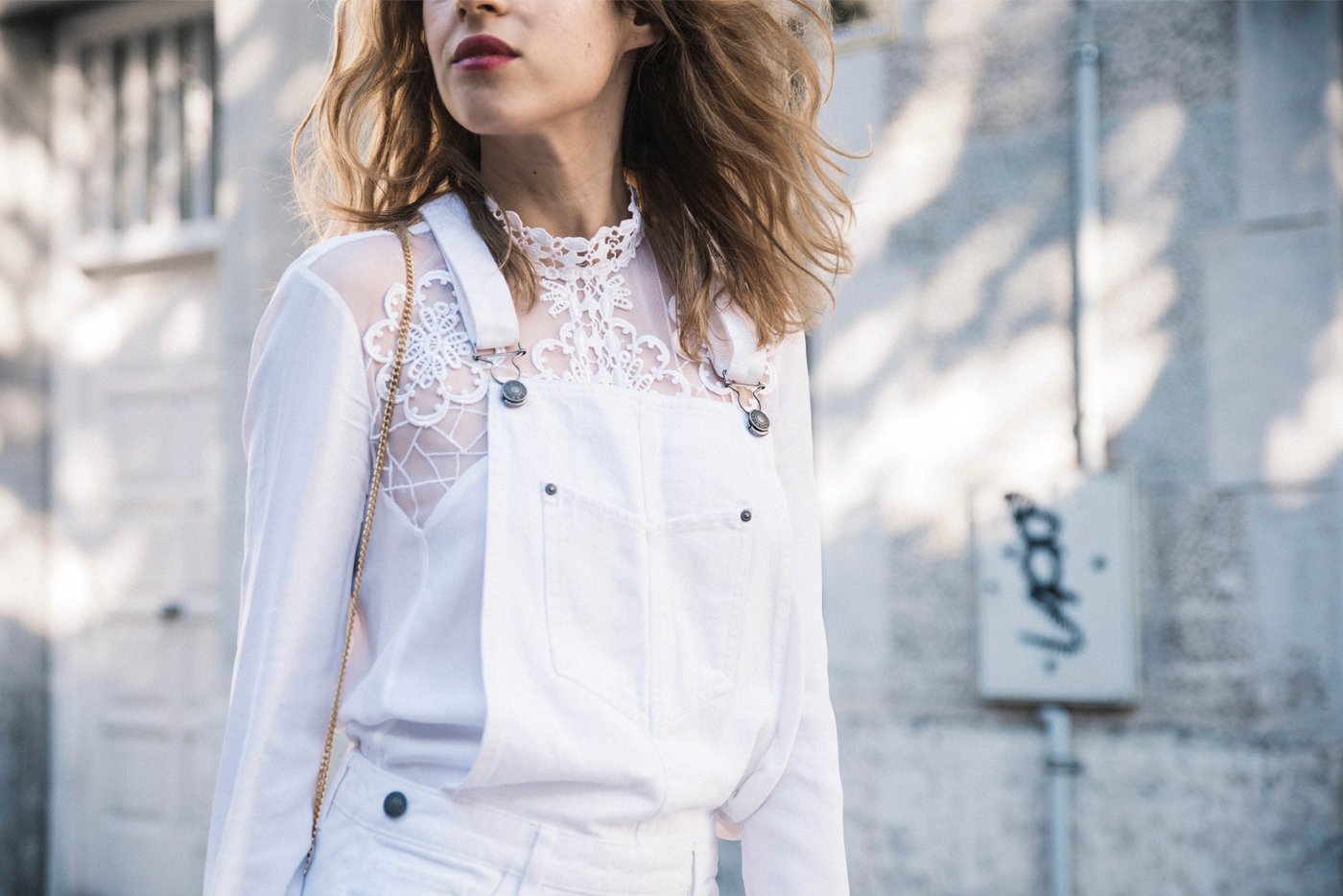 peto_blanco-dress_denim_white-Asos-White_look-Alexa_Chung_shoes-zapatos_rojos-7