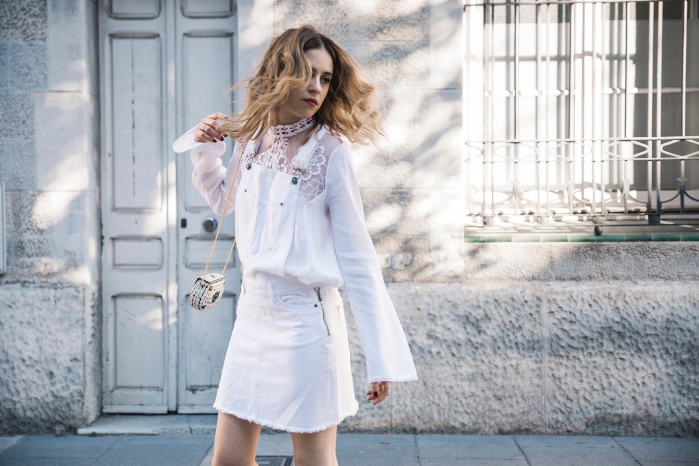 peto_blanco-dress_denim_white-Asos-White_look-Alexa_Chung_shoes-zapatos_rojos-9