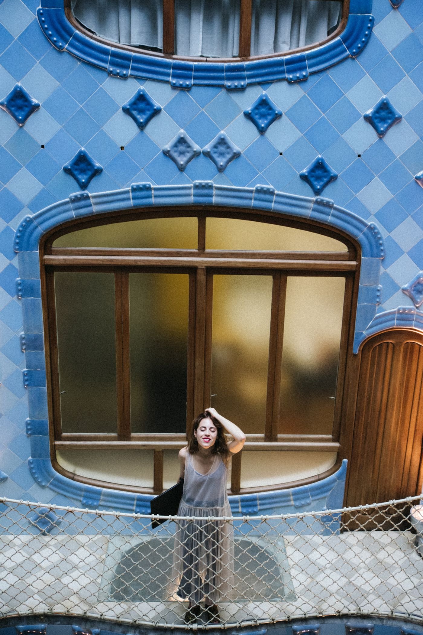 Casa-Batllo-Barcelona-Asos-look-vestido-tul-bailarina-mules-10-compressor