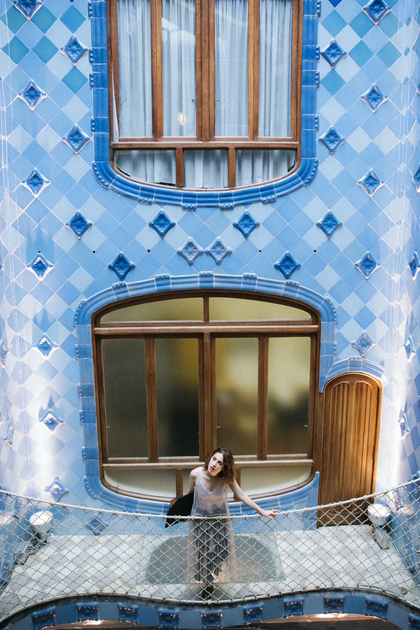 Casa-Batllo-Barcelona-Asos-look-vestido-tul-bailarina-mules-11-compressor