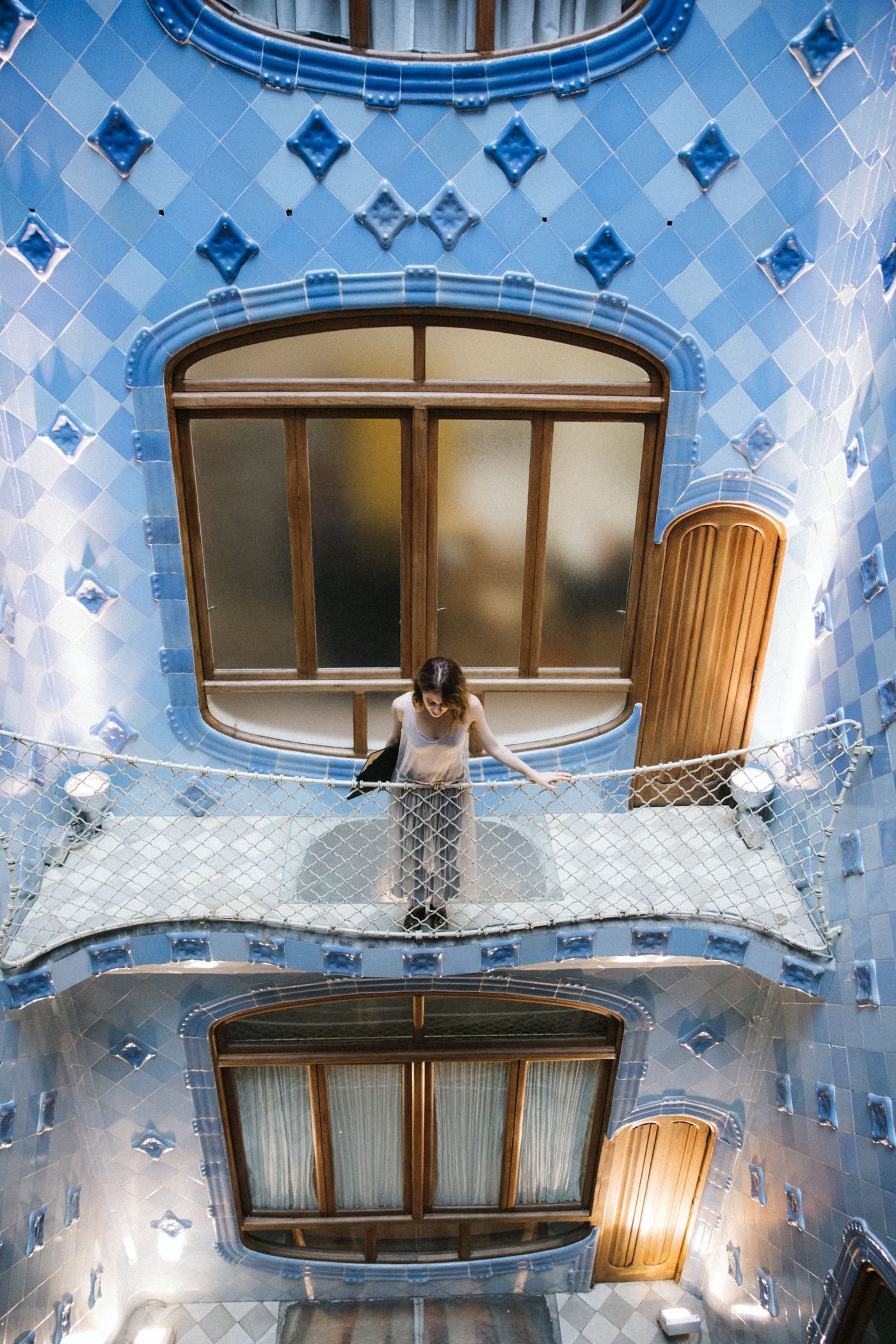 Casa-Batllo-Barcelona-Asos-look-vestido-tul-bailarina-mules-12-compressor