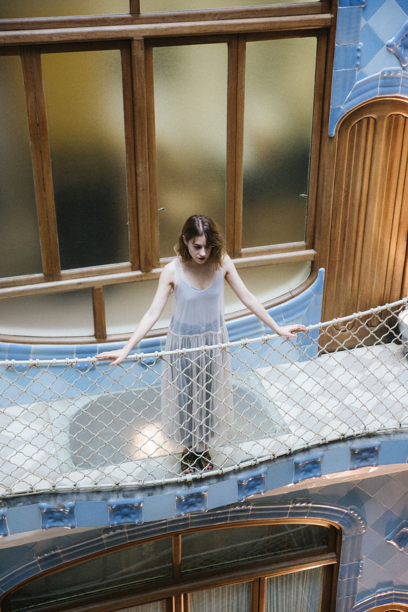 Casa-Batllo-Barcelona-Asos-look-vestido-tul-bailarina-mules-14-compressor