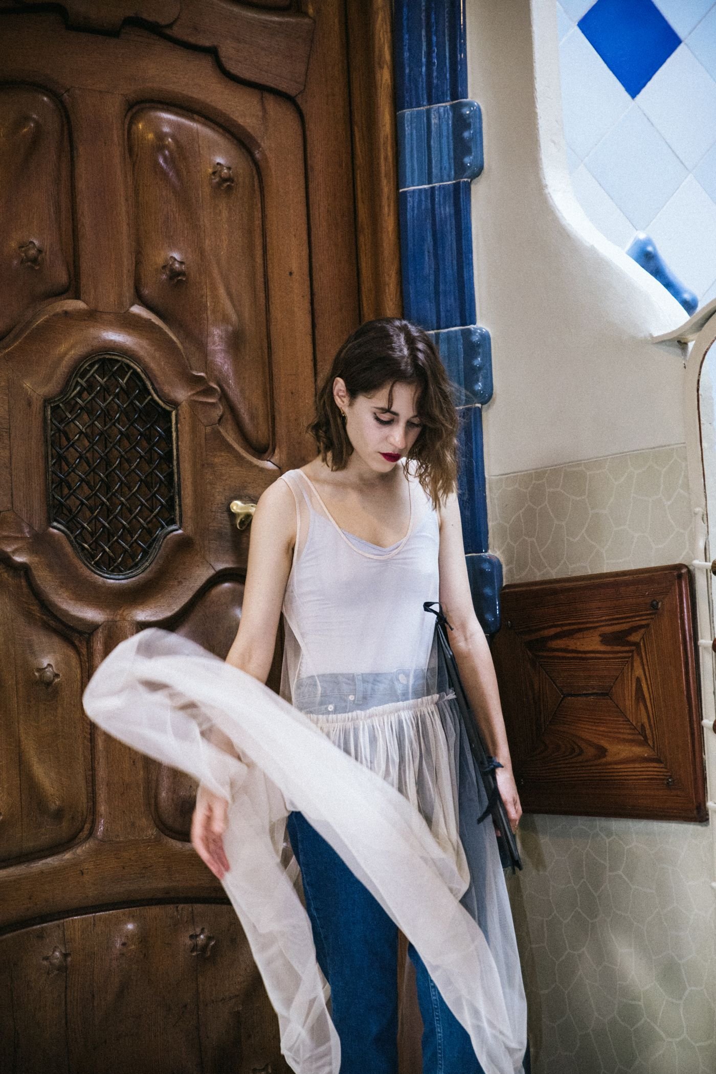 Casa-Batllo-Barcelona-Asos-look-vestido-tul-bailarina-mules-9-compressor