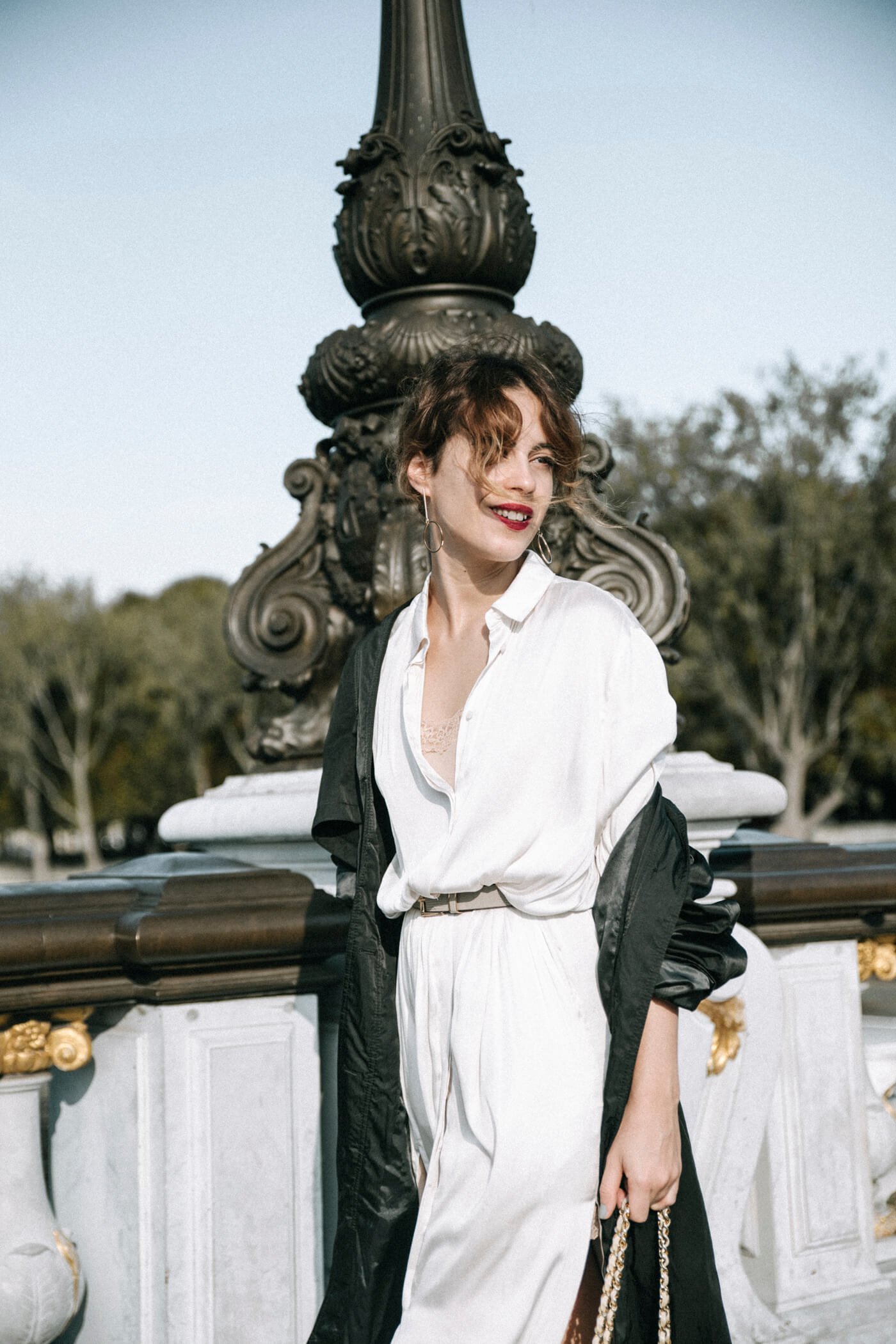 dansvogue paris pont alexandre vestido blanco trench gabardina 10